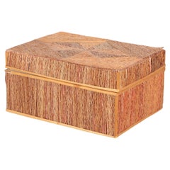 Caja decorativa rectangular de madera de mediados del siglo XX cubierta de paja, Escandinavia