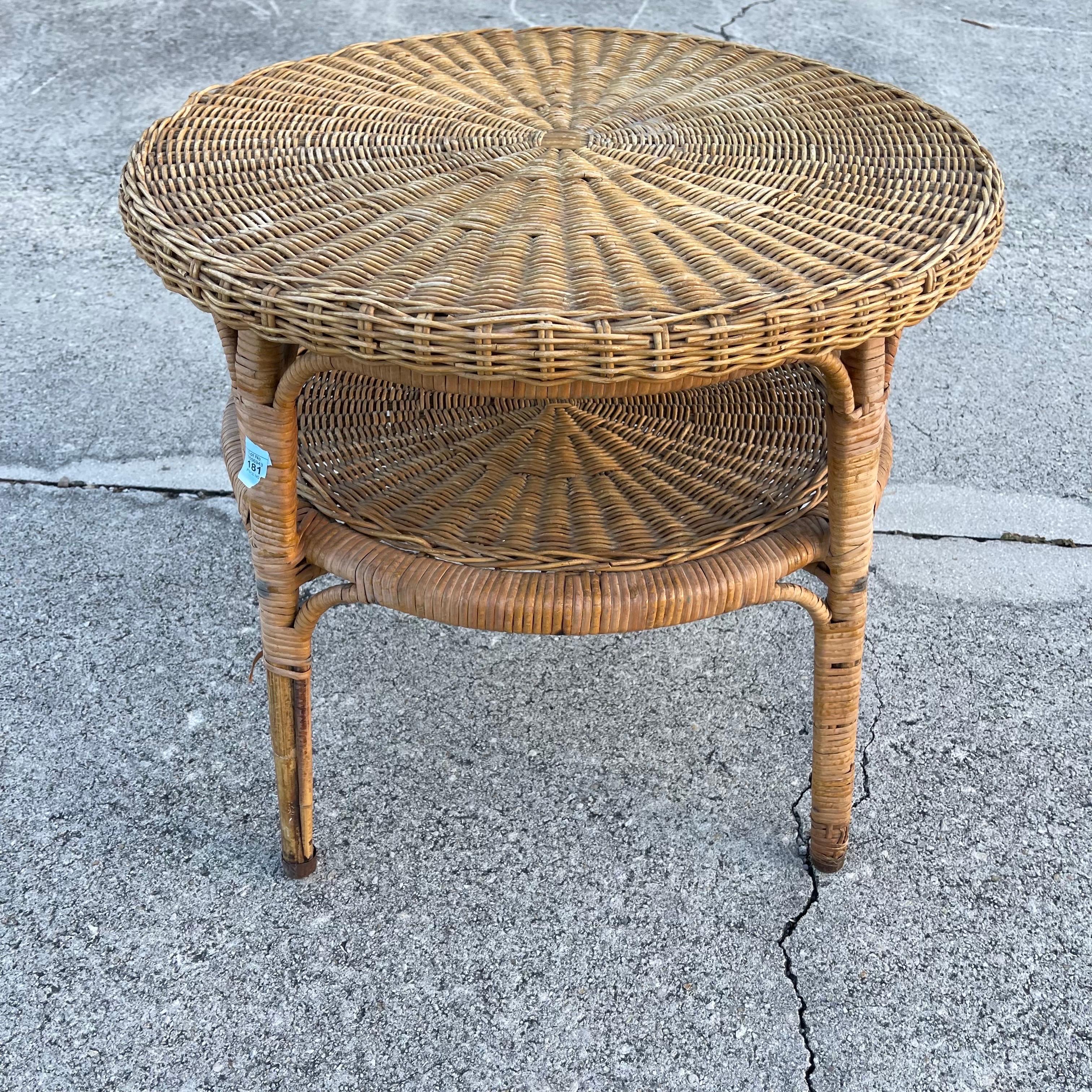 Osier Table d'appoint ou petite table basse ronde en rotin tressé du milieu du 20e siècle en vente