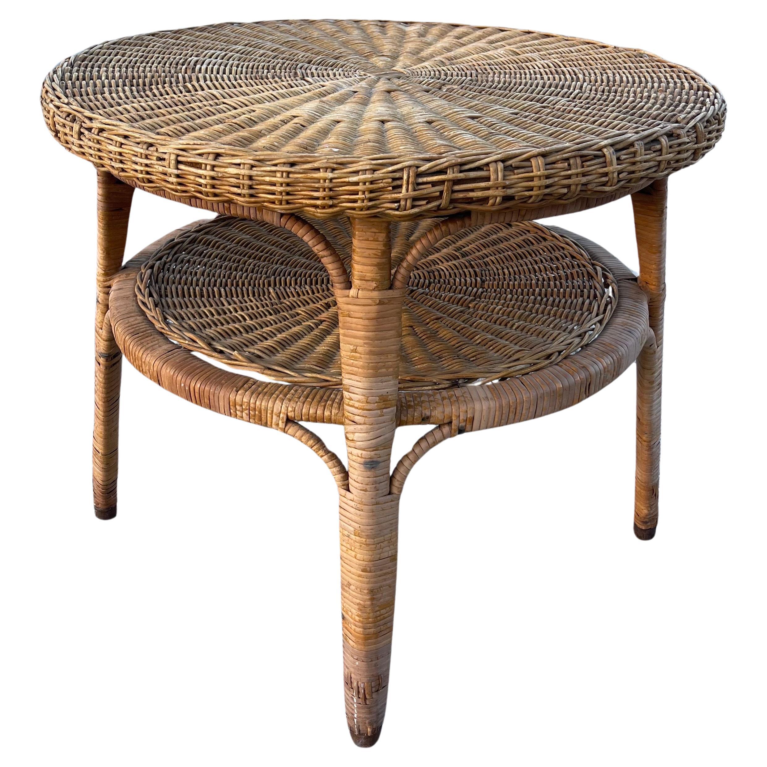 Table d'appoint ou petite table basse ronde en rotin tressé du milieu du 20e siècle en vente