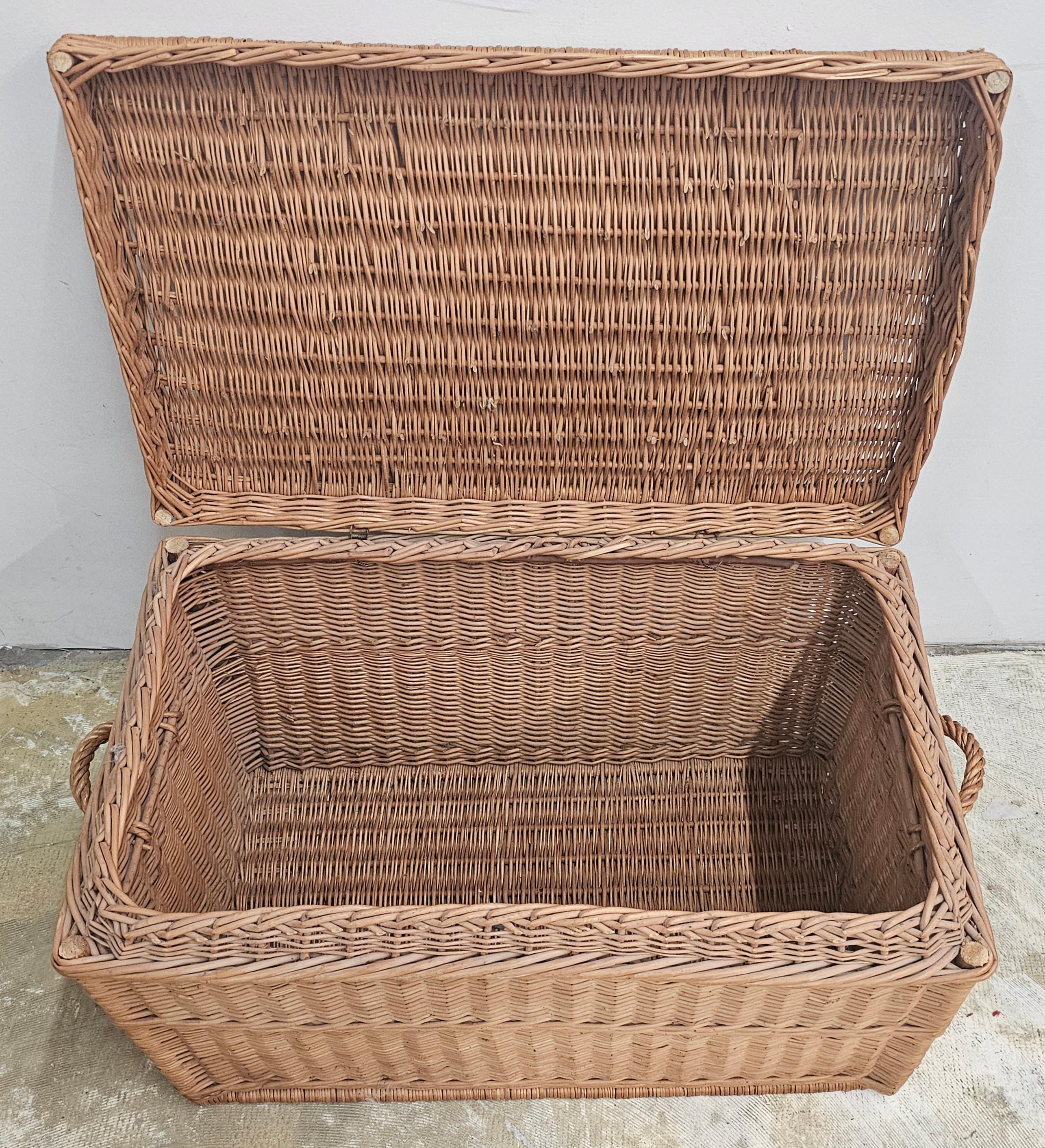 Ein Mitte des 20. Jahrhunderts gewebt Wicket Decke Storage Chest Messung 30 