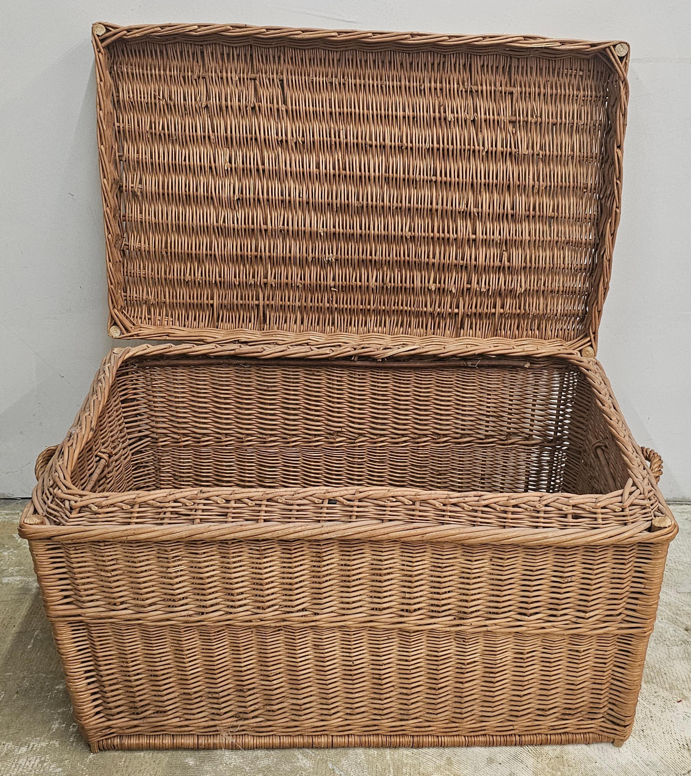 Mitte des 20. Jahrhunderts gewebtes Wicket Decke Storage Chest (Moderne der Mitte des Jahrhunderts) im Angebot