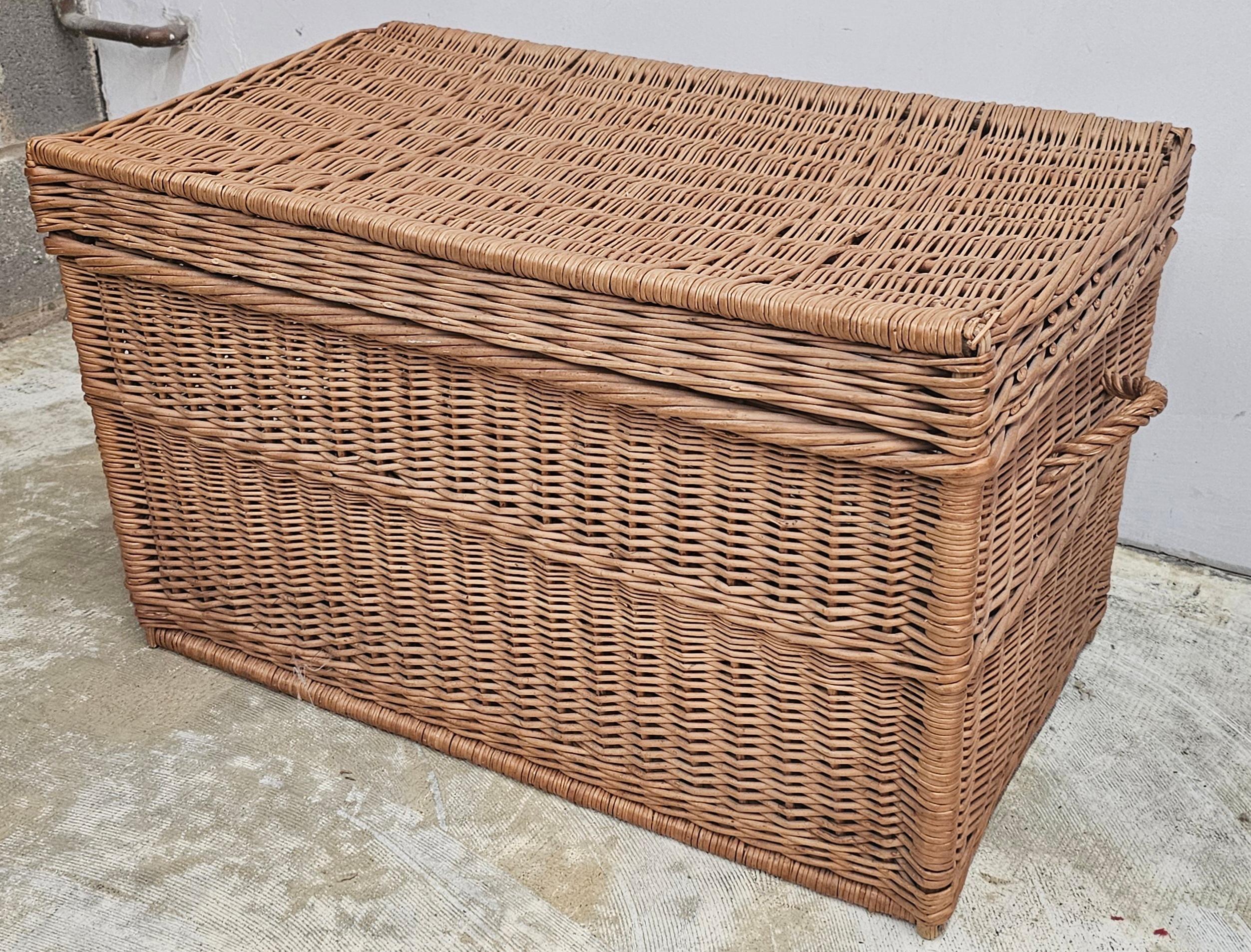 Mitte des 20. Jahrhunderts gewebtes Wicket Decke Storage Chest (Unbekannt) im Angebot