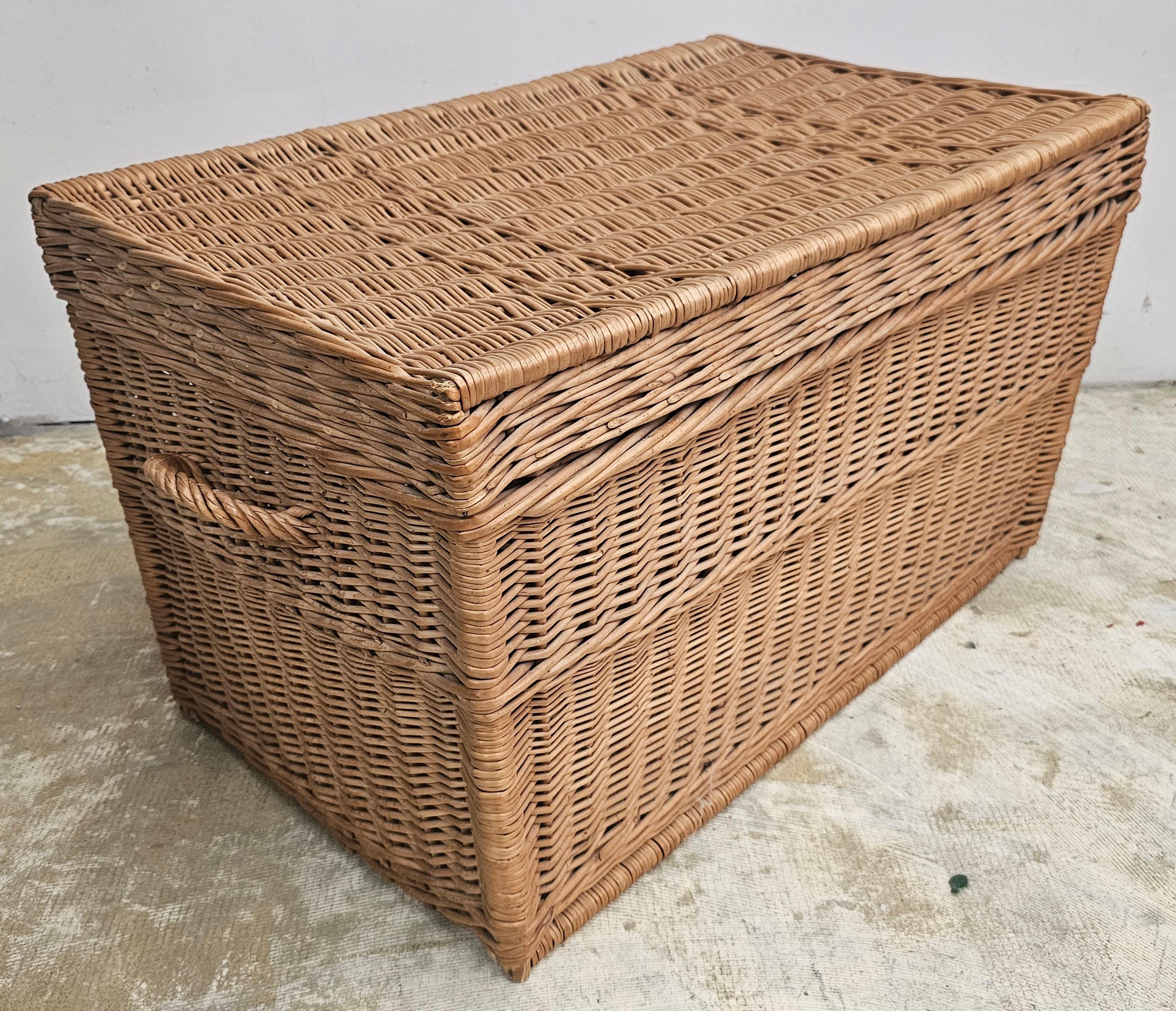 Mitte des 20. Jahrhunderts gewebtes Wicket Decke Storage Chest (Handgewebt) im Angebot