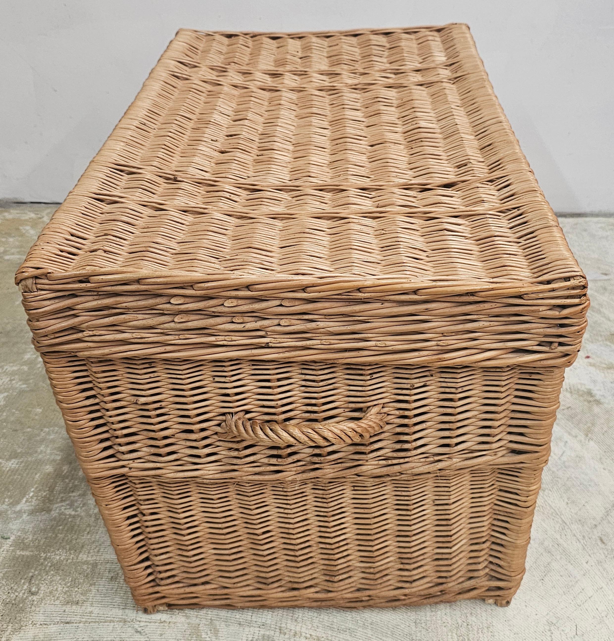 Mitte des 20. Jahrhunderts gewebtes Wicket Decke Storage Chest im Zustand „Gut“ im Angebot in Germantown, MD