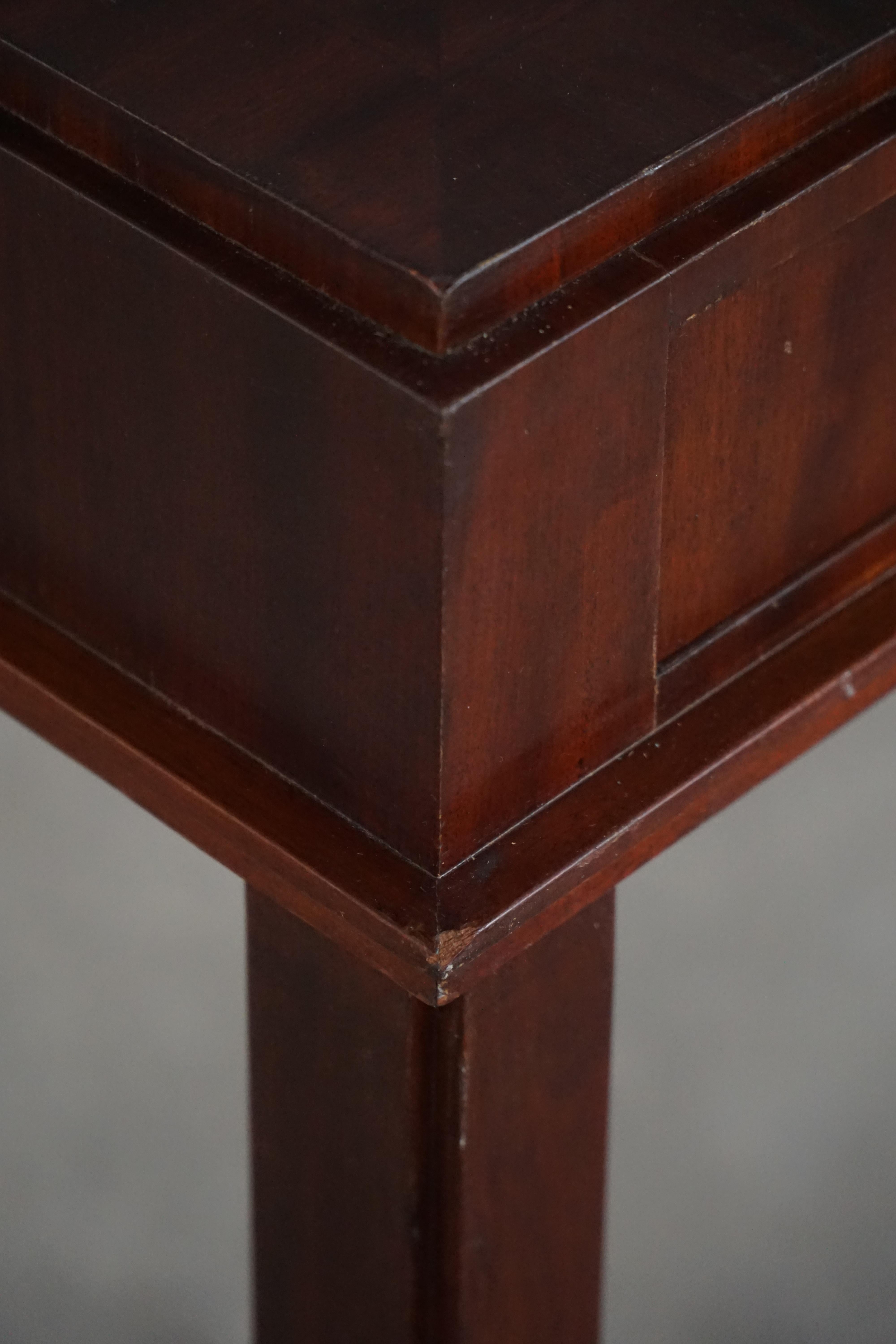 Scrivania in mogano della metà del XX secolo, opera di un ebanista danese, anni '50 in vendita 4