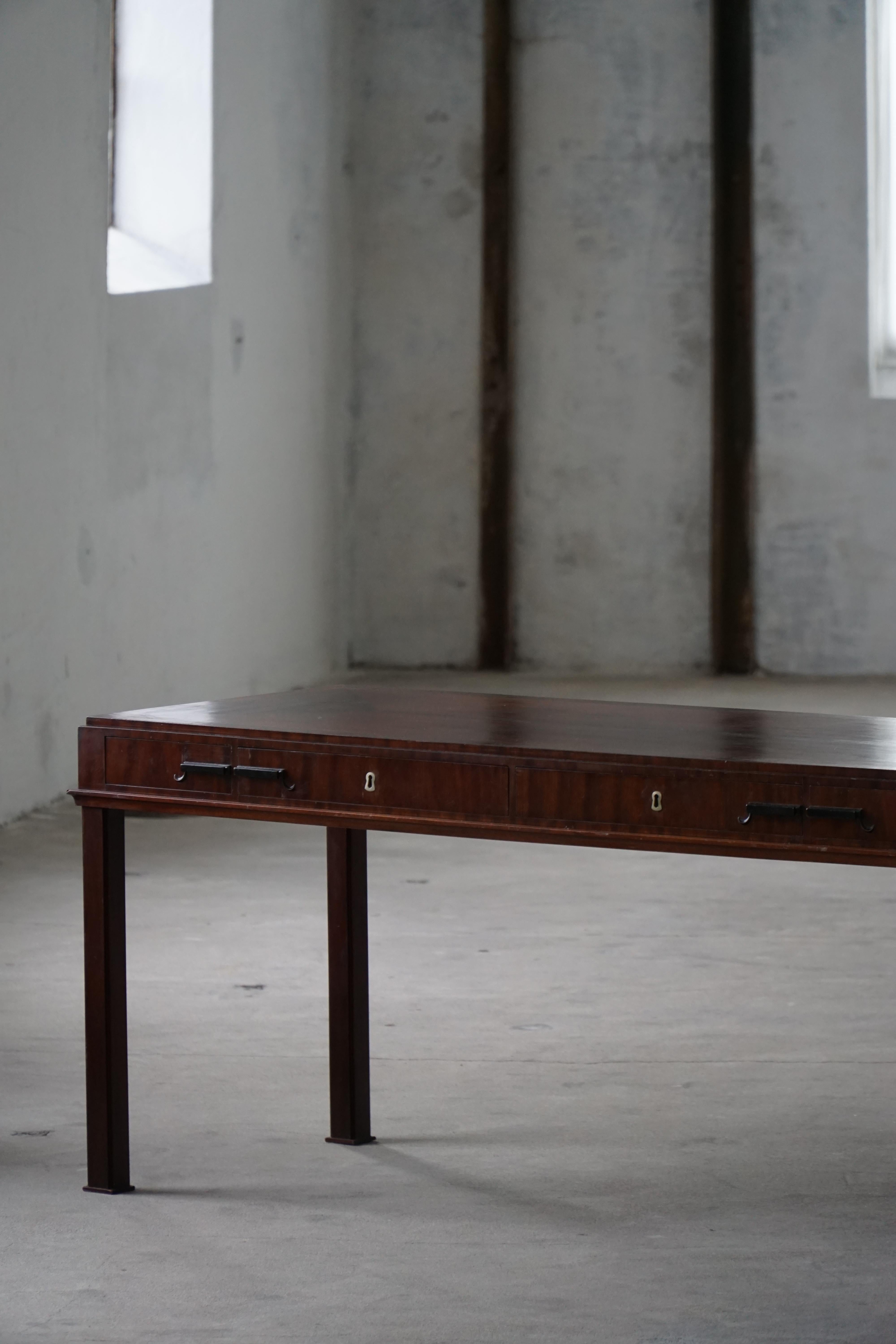 Scrivania in mogano della metà del XX secolo, opera di un ebanista danese, anni '50 in vendita 5