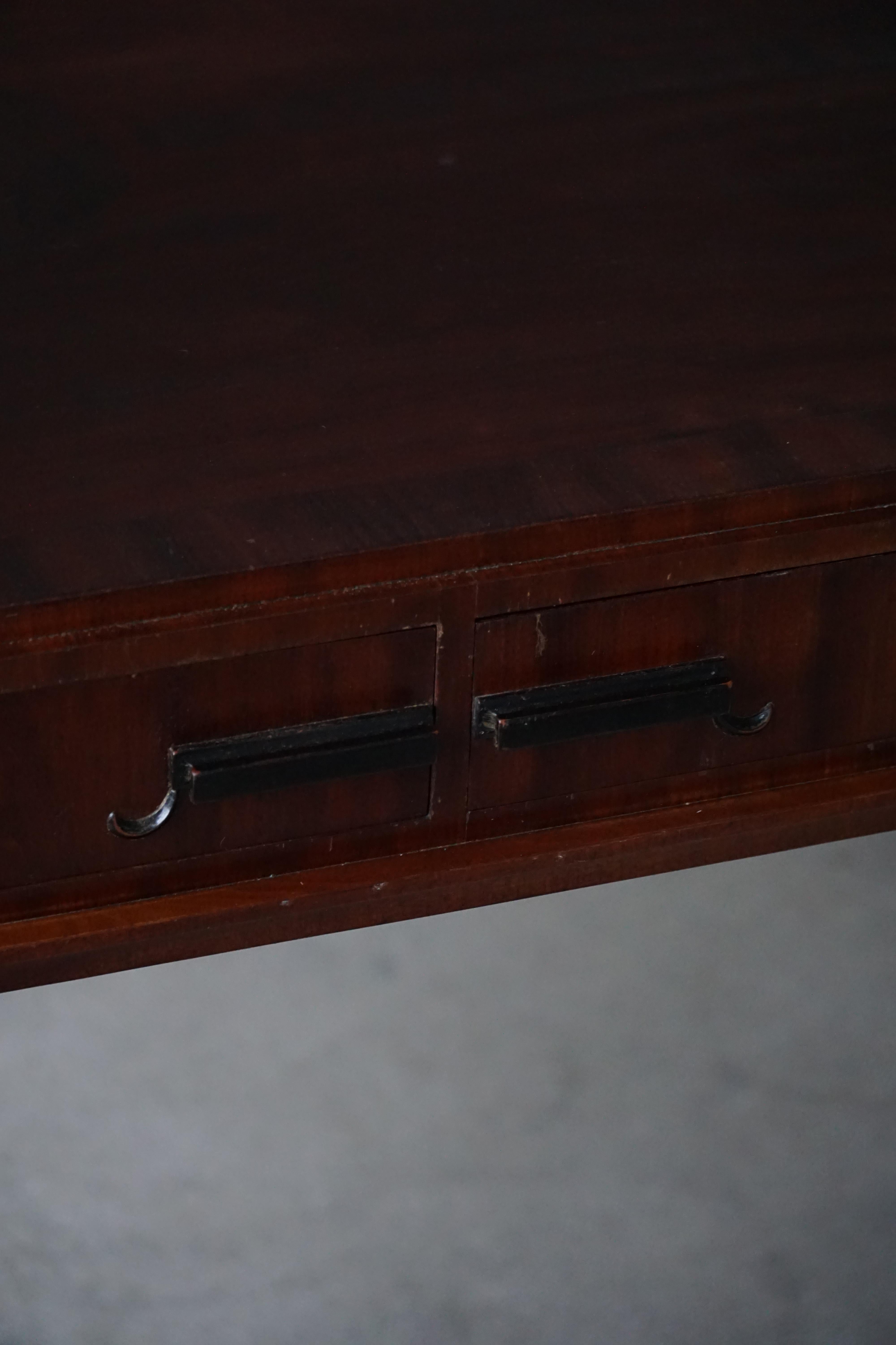 Scrivania in mogano della metà del XX secolo, opera di un ebanista danese, anni '50 in vendita 8