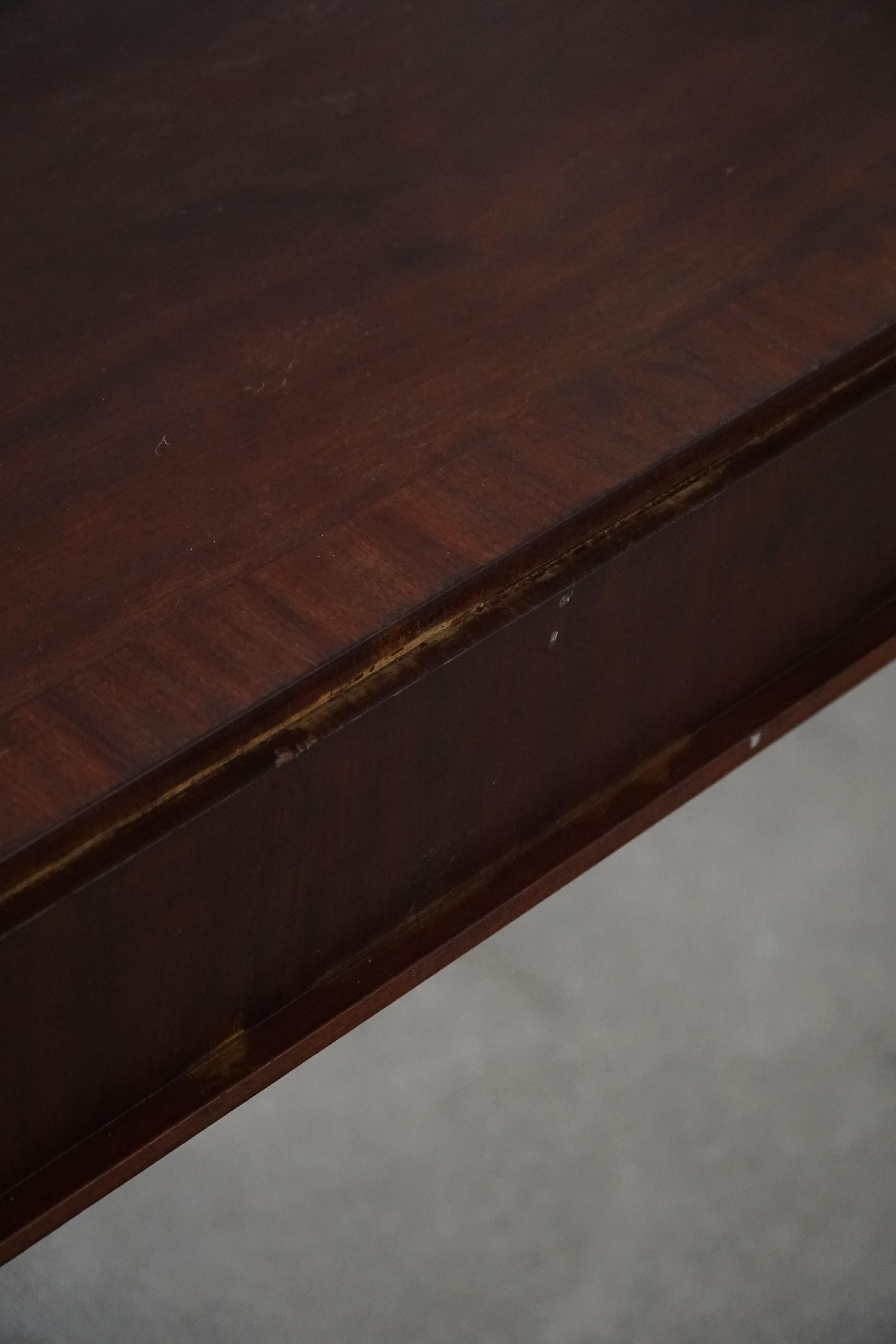 Scrivania in mogano della metà del XX secolo, opera di un ebanista danese, anni '50 in vendita 9