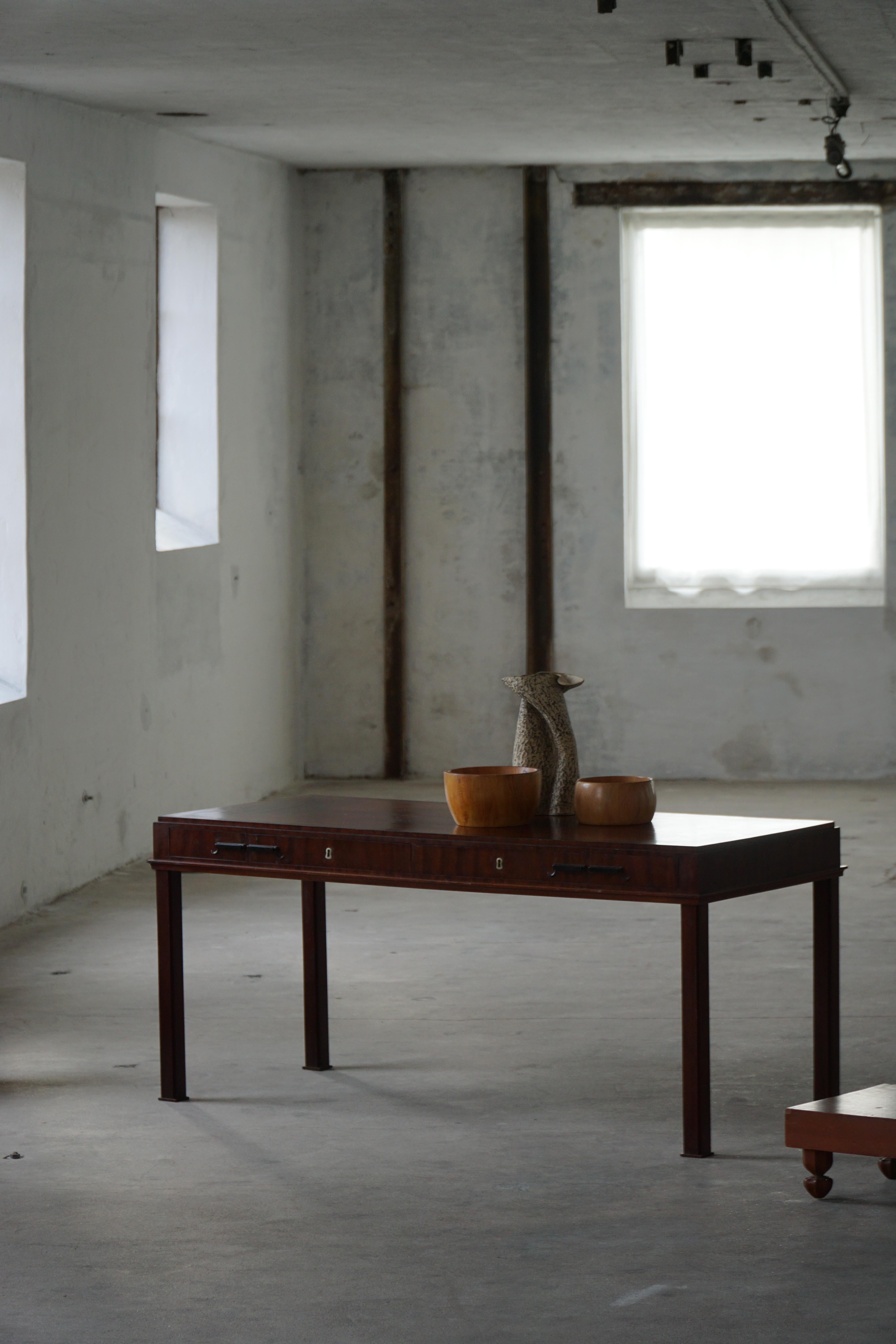 Scrivania in mogano della metà del XX secolo, opera di un ebanista danese, anni '50 in vendita 10