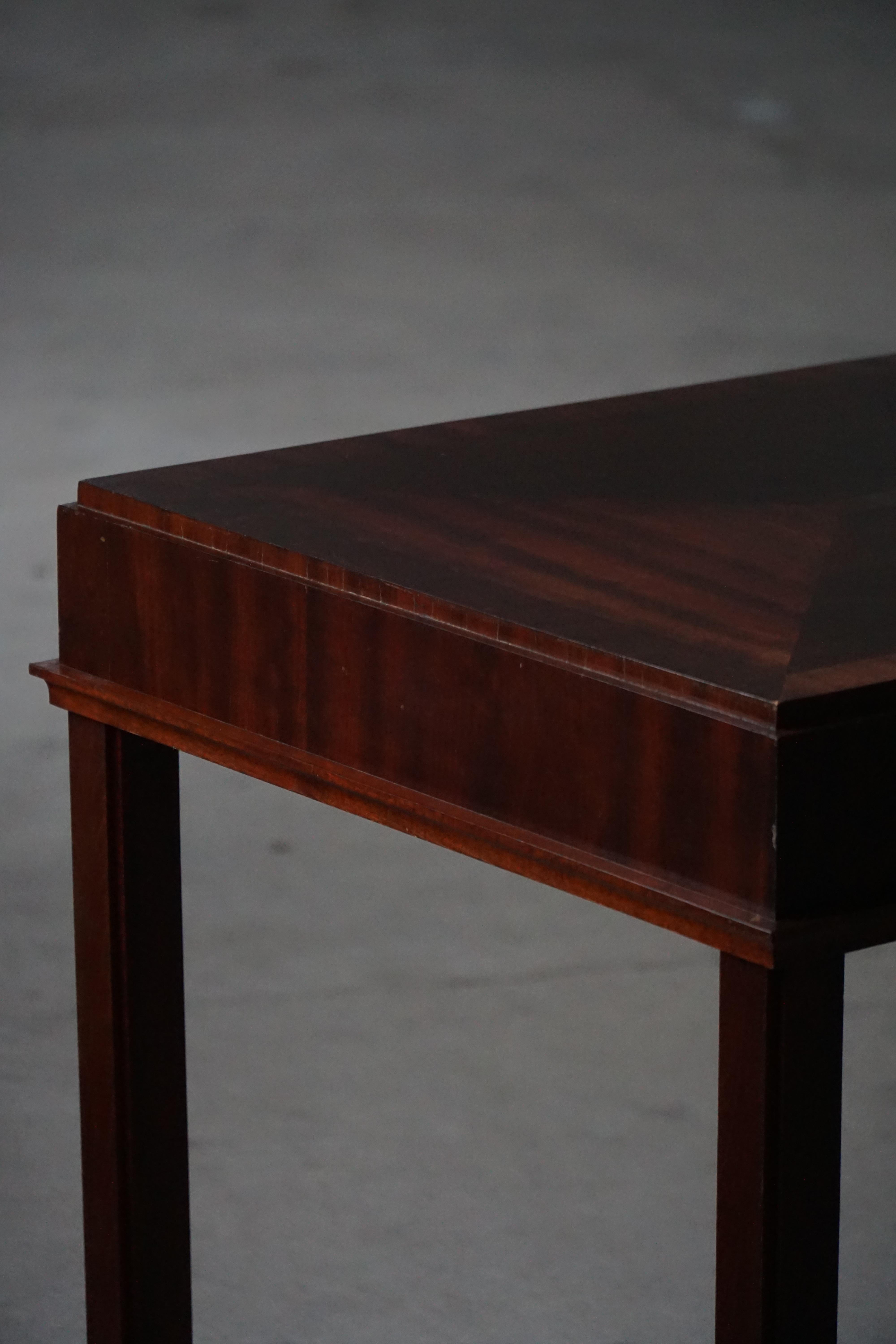 Scrivania in mogano della metà del XX secolo, opera di un ebanista danese, anni '50 in vendita 11