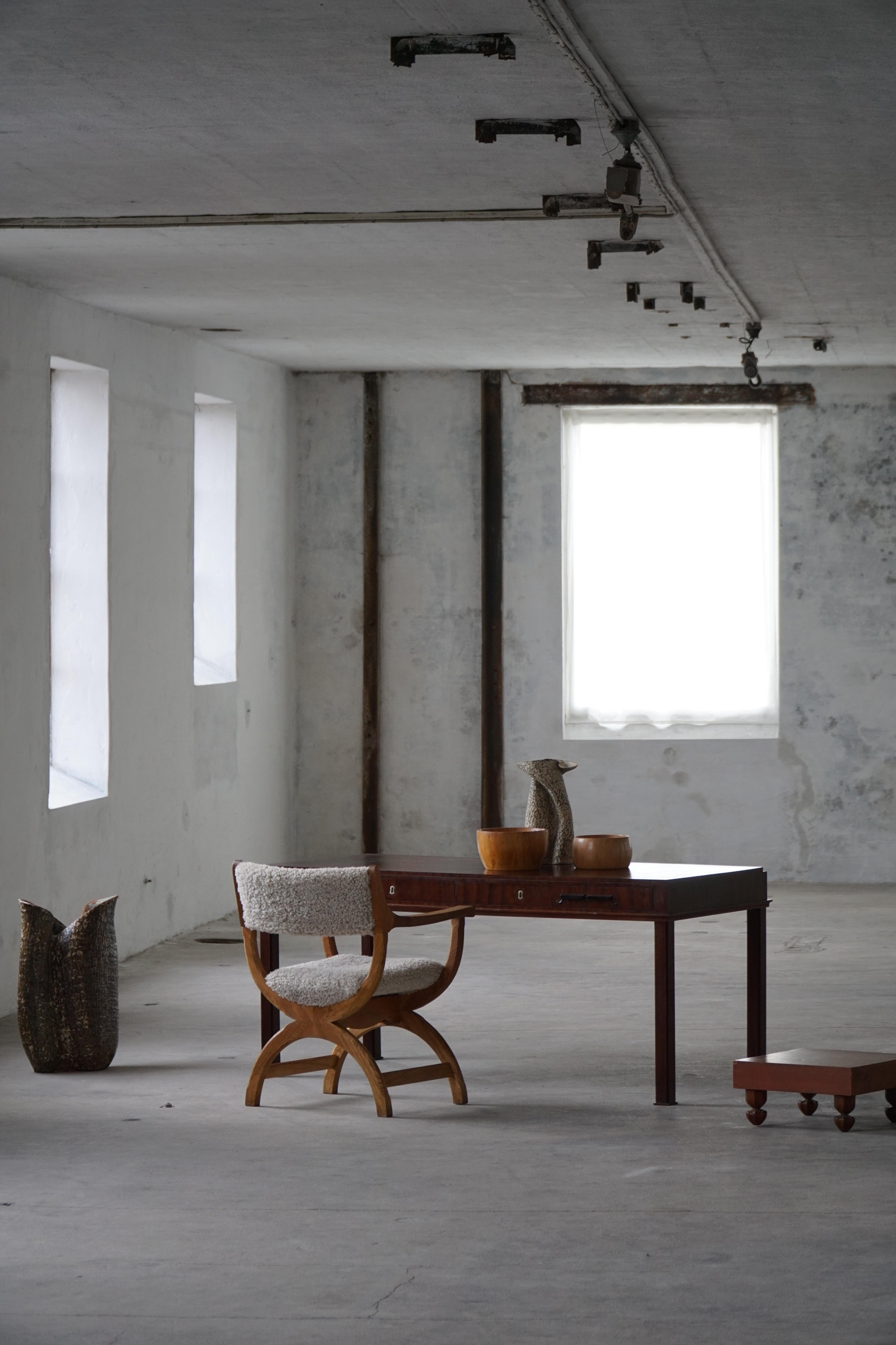 Un raffinato scrittoio classico di metà secolo in mogano, realizzato da un ebanista danese intorno agli anni 1950-1960. Il design presenta linee pulite, proporzioni equilibrate e un'eleganza sobria che affonda le sue radici nel funzionalismo