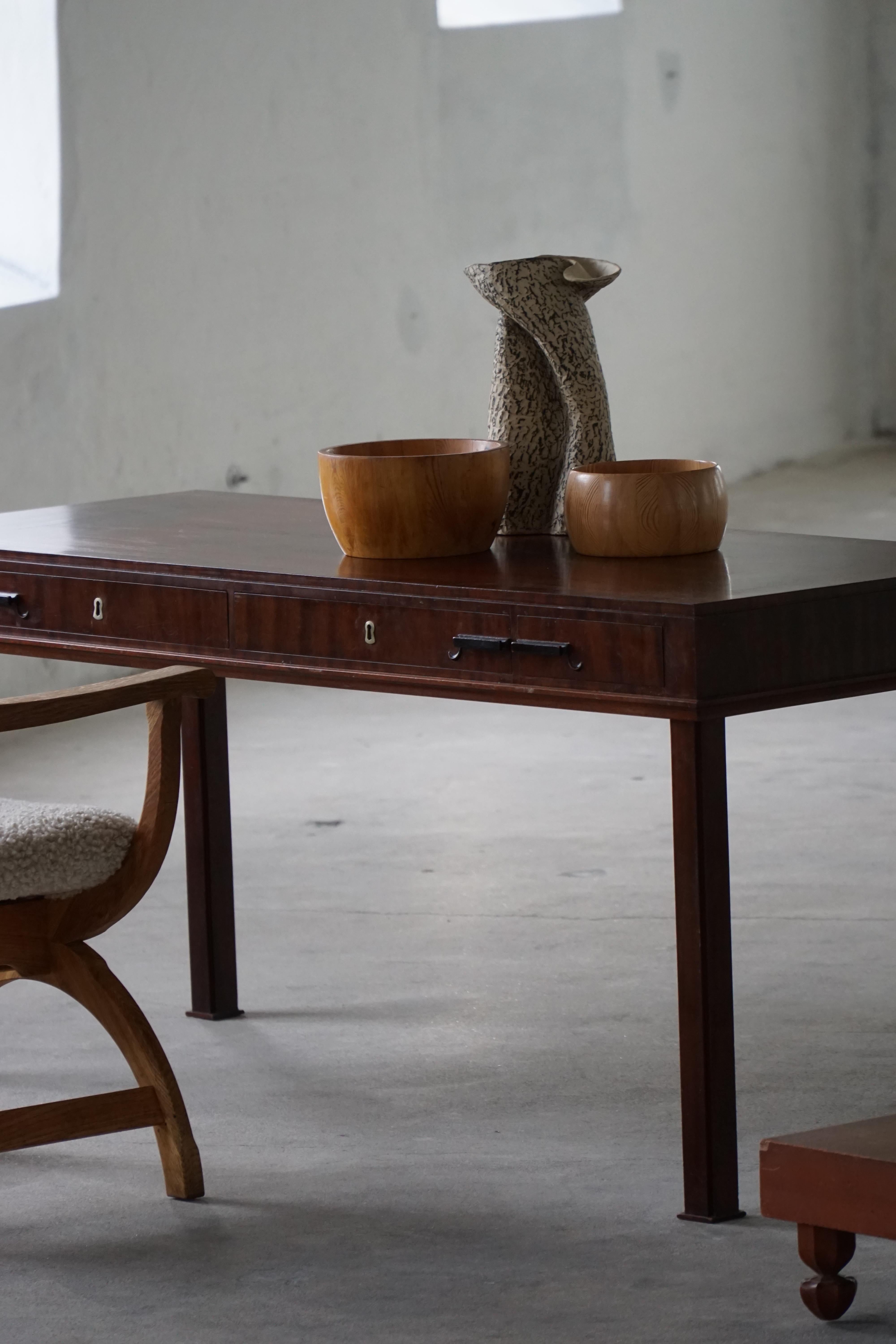 Danese Scrivania in mogano della metà del XX secolo, opera di un ebanista danese, anni '50 in vendita