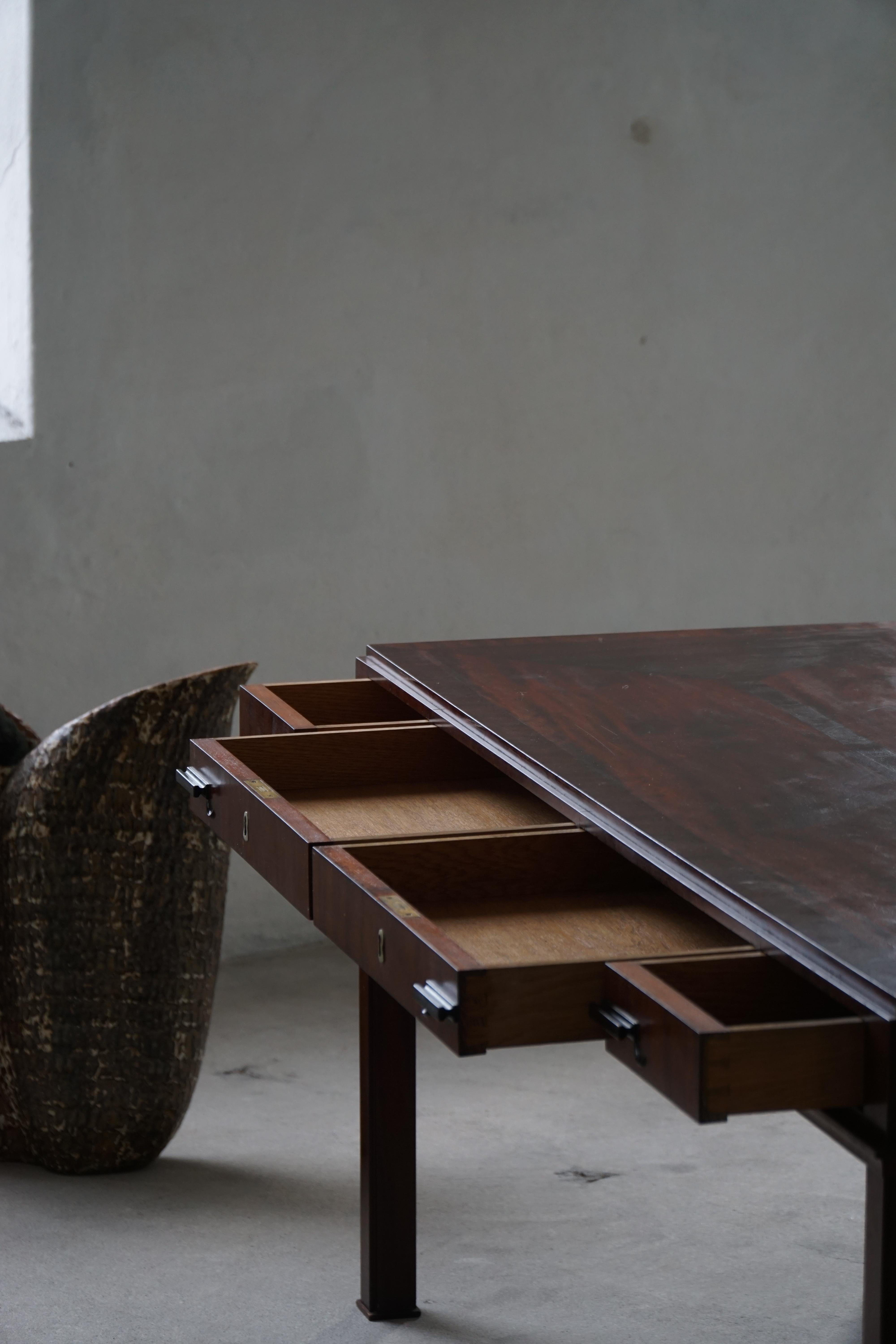 Scrivania in mogano della metà del XX secolo, opera di un ebanista danese, anni '50 In condizioni buone in vendita a Odense, DK