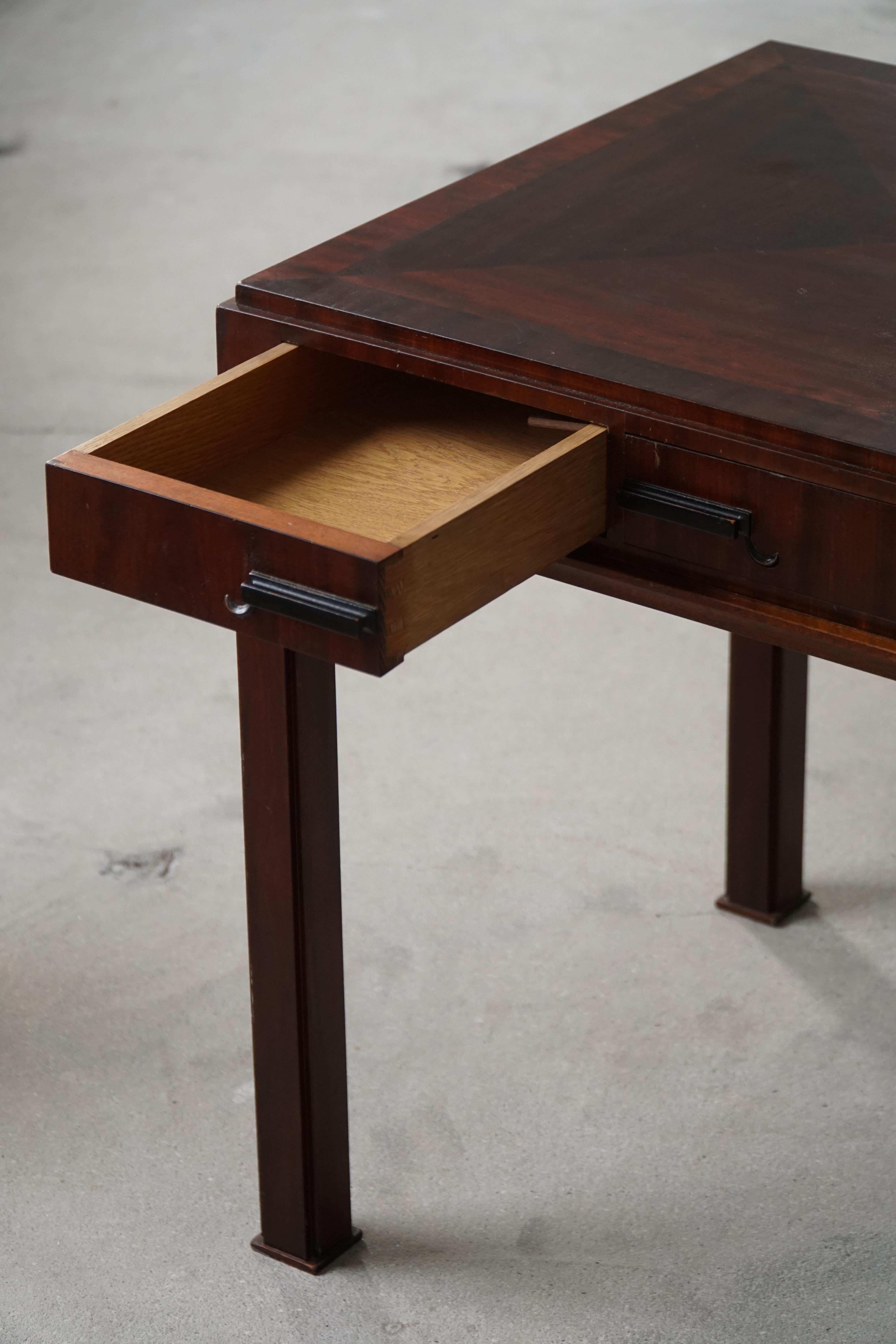 Legno Scrivania in mogano della metà del XX secolo, opera di un ebanista danese, anni '50 in vendita