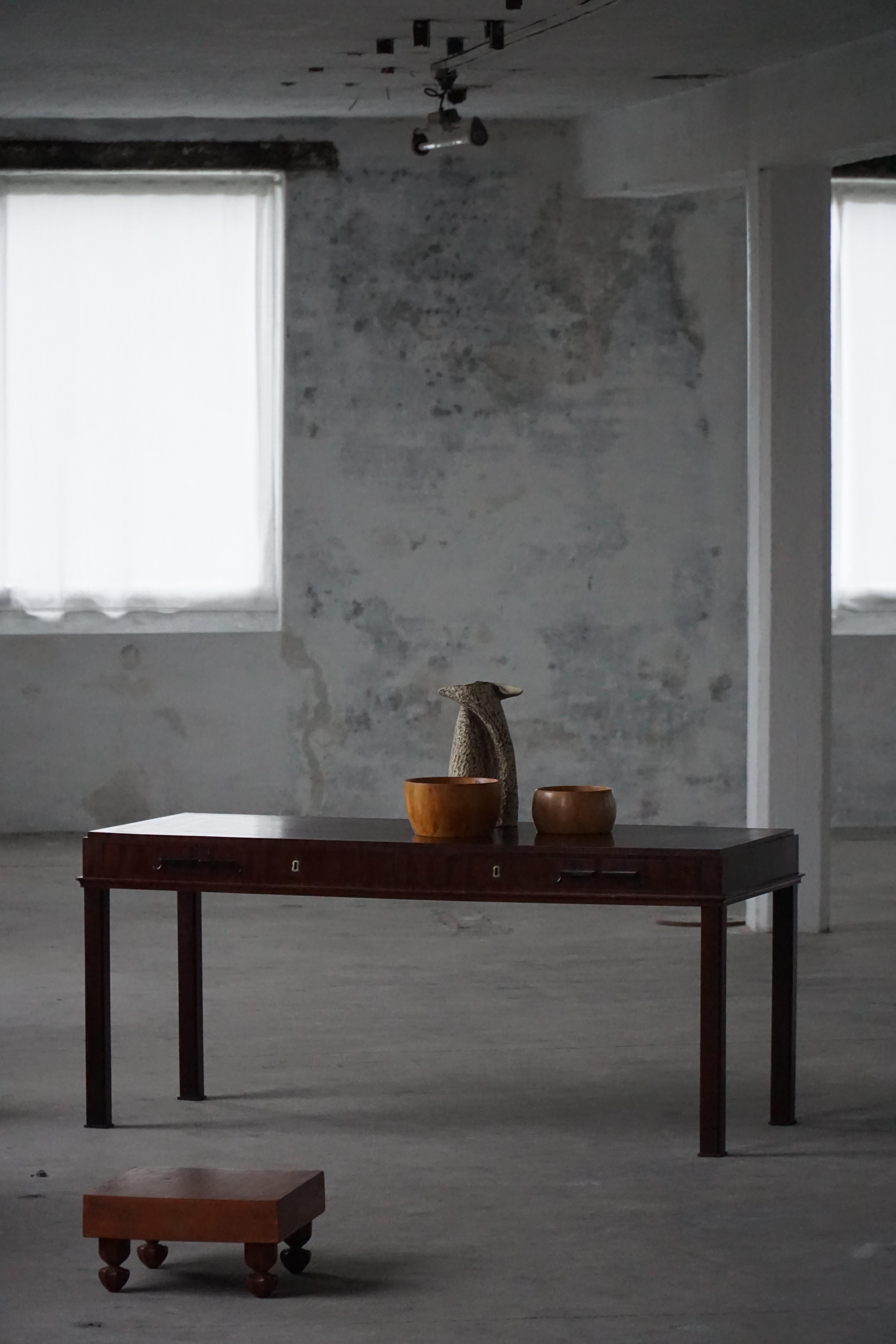 Scrivania in mogano della metà del XX secolo, opera di un ebanista danese, anni '50 in vendita 2