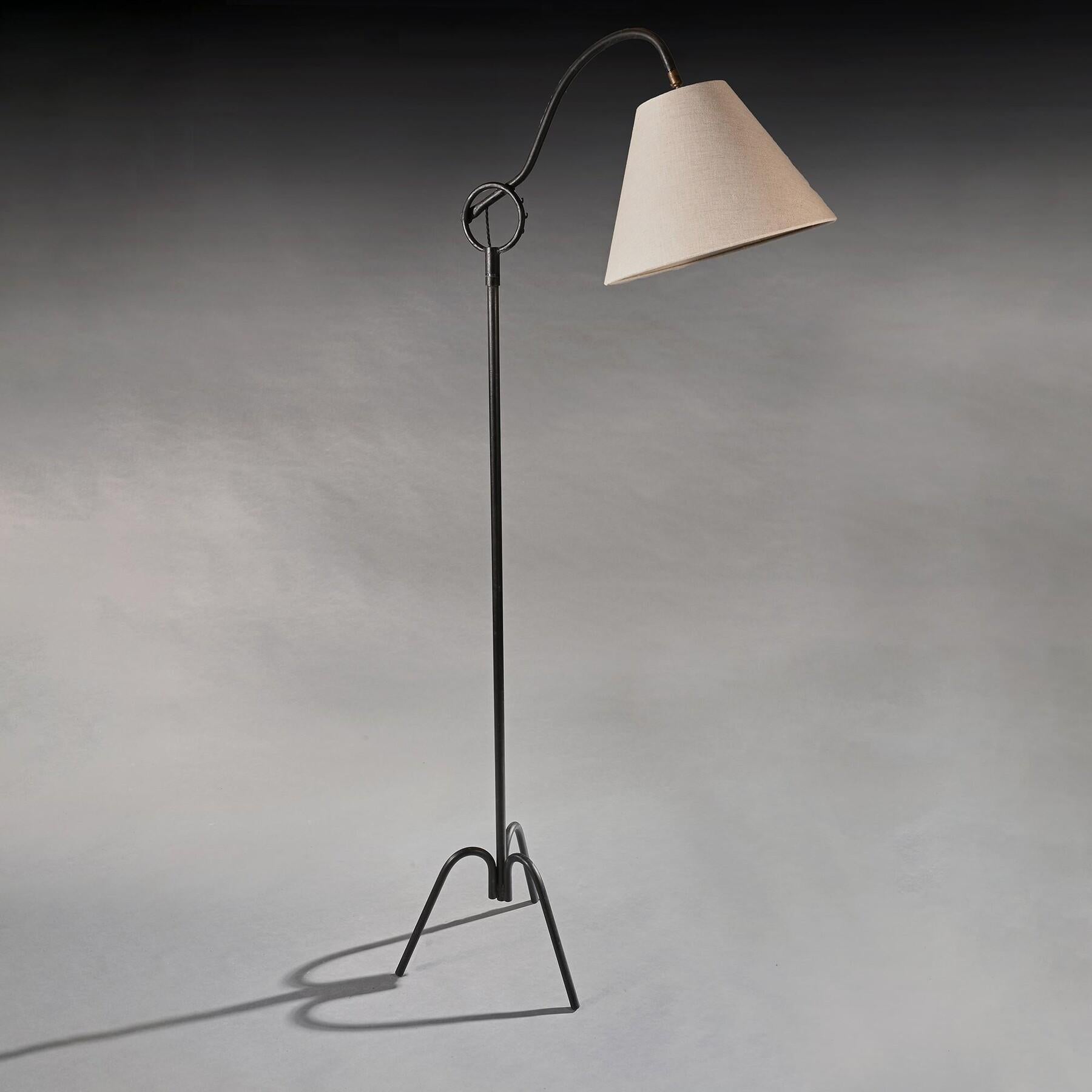 A.I.C C., lampadaire à tête rotative de style Jean Royère, c.1940



En fer forgé à la surface joliment patinée et à l'abat-jour remplacé, ce joli lampadaire est tout à fait dans le style du grand designer Jean Royère. Cependant, cette pièce est