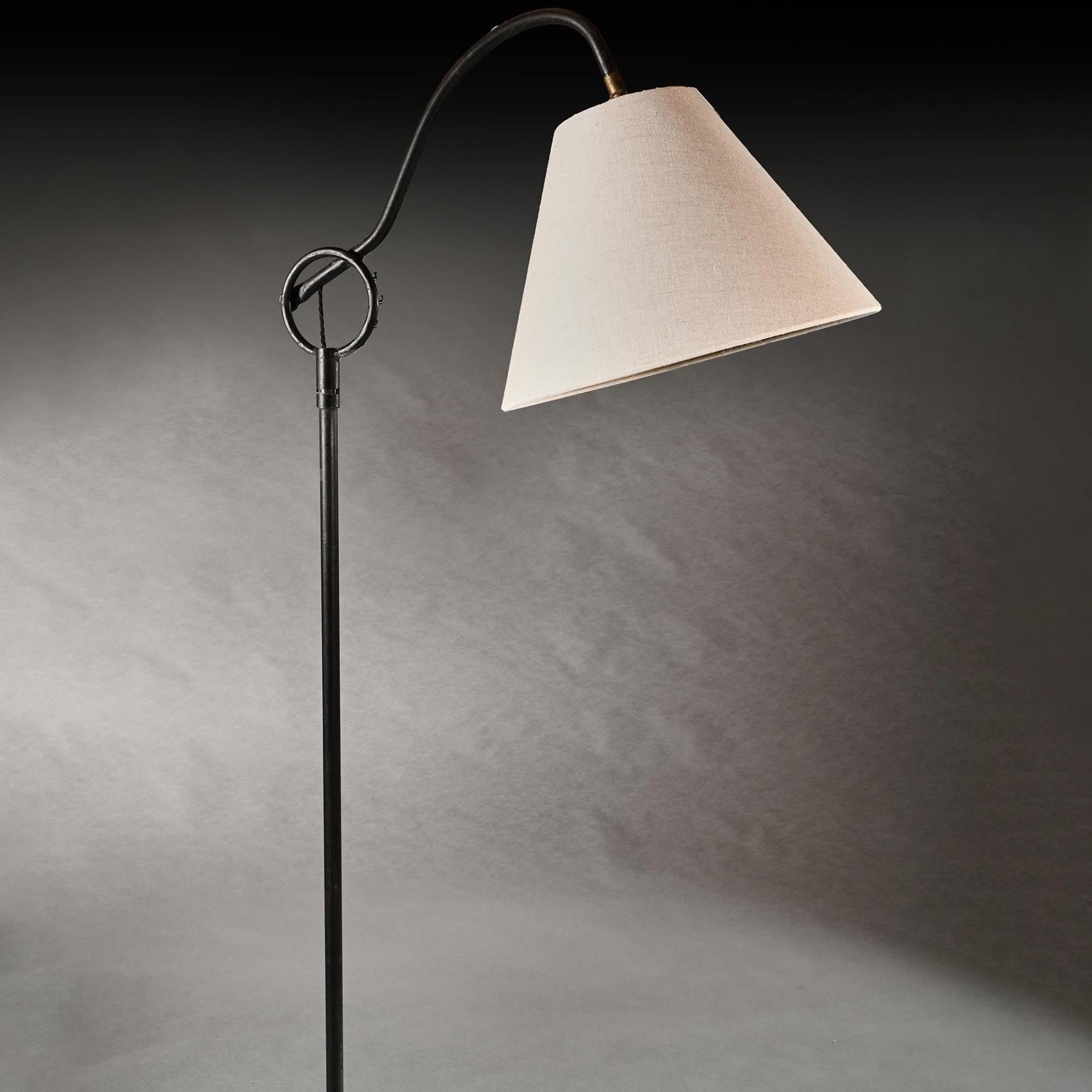 Lampadaire en fer forgé du milieu du 20e siècle dans le style de Jean Royere Bon état - En vente à Benington, Herts