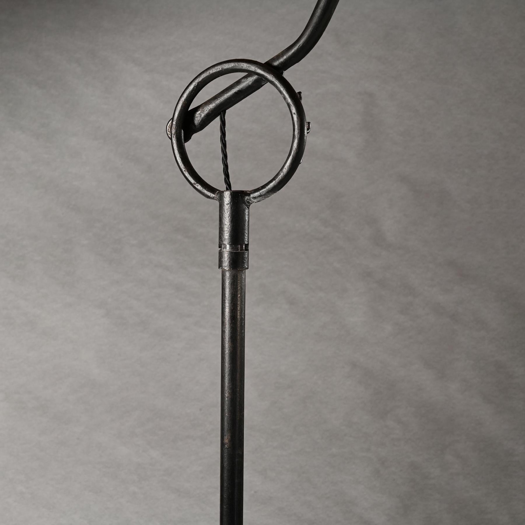 Fer forgé Lampadaire en fer forgé du milieu du 20e siècle dans le style de Jean Royere en vente