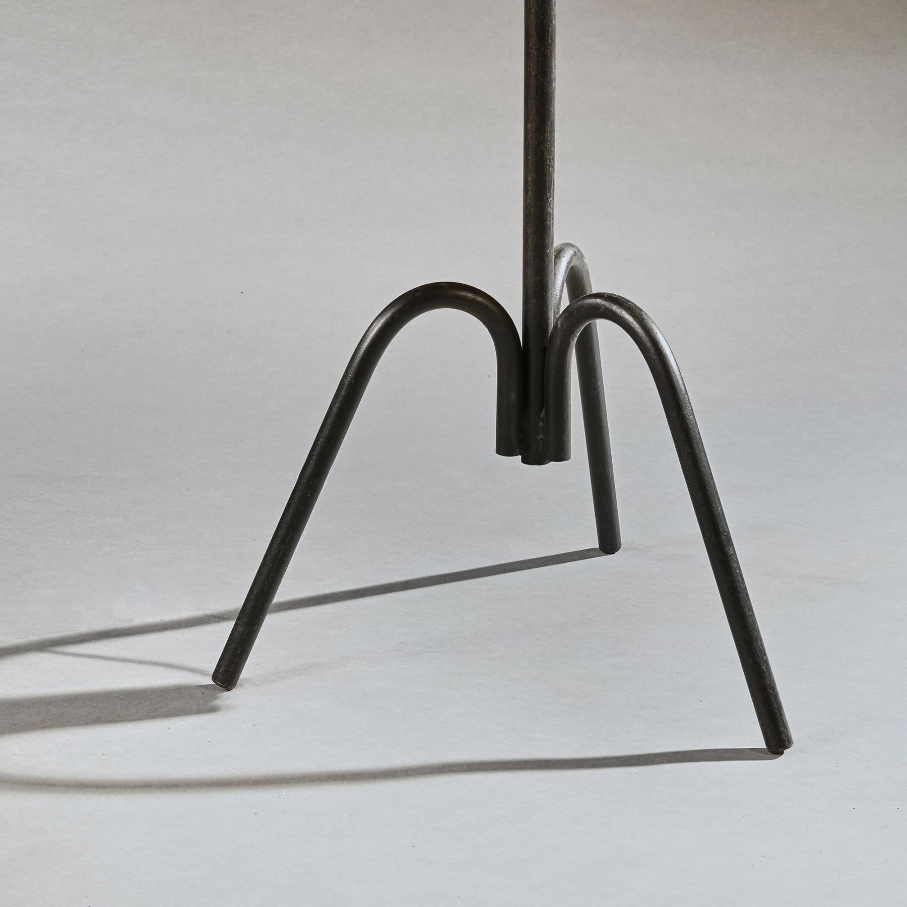 Lampadaire en fer forgé du milieu du 20e siècle dans le style de Jean Royere en vente 1