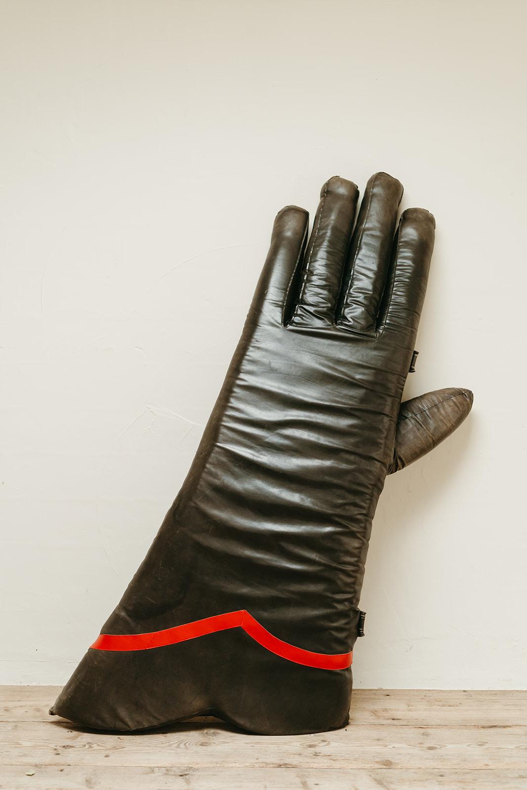 mid 20th century xxl leather glove, publicity sign from Italian shop ... In Good Condition For Sale In Brecht, BE