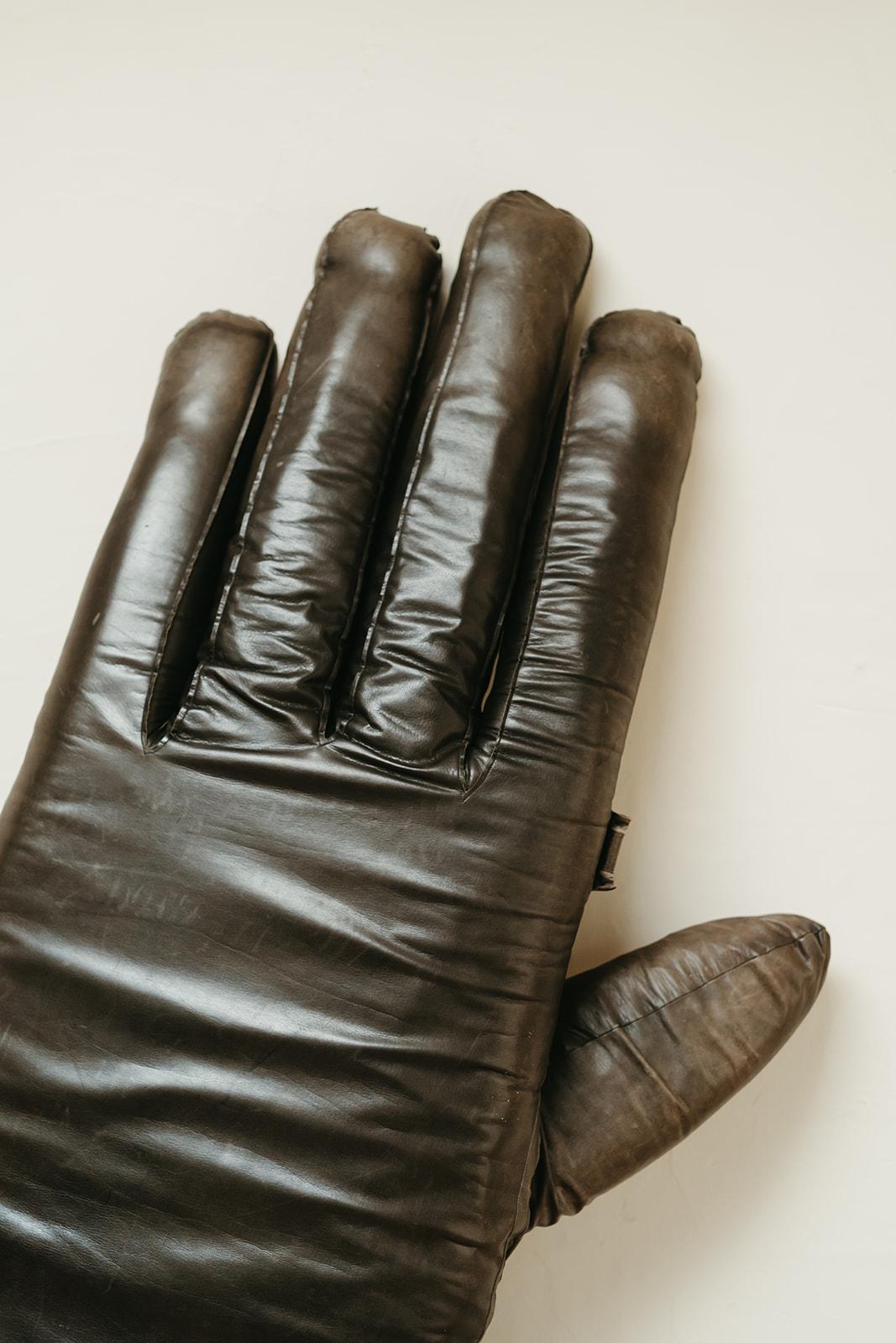 20th Century mid 20th century xxl leather glove, publicity sign from Italian shop ... For Sale