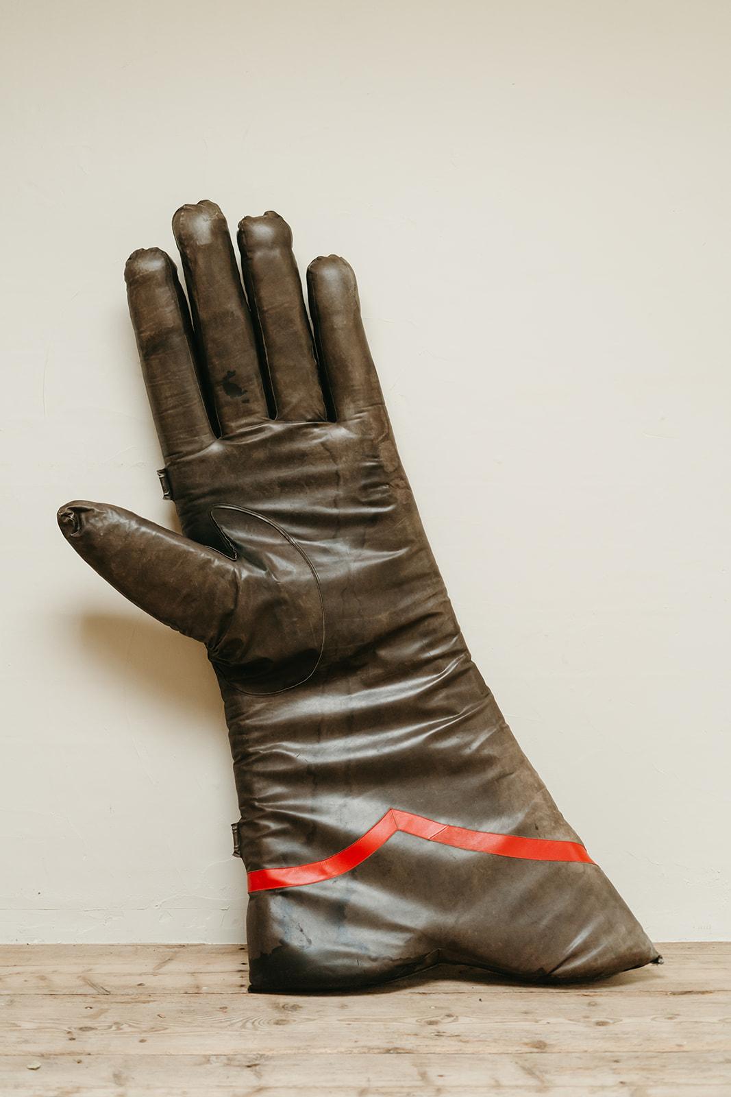 mid 20th century xxl leather glove, publicity sign from Italian shop ... For Sale 1