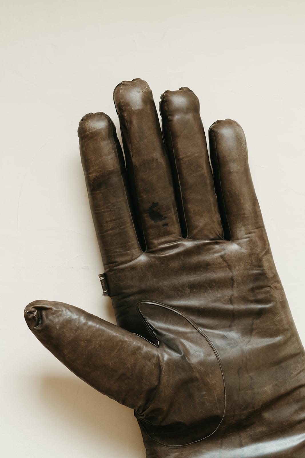 mid 20th century xxl leather glove, publicity sign from Italian shop ... For Sale 4
