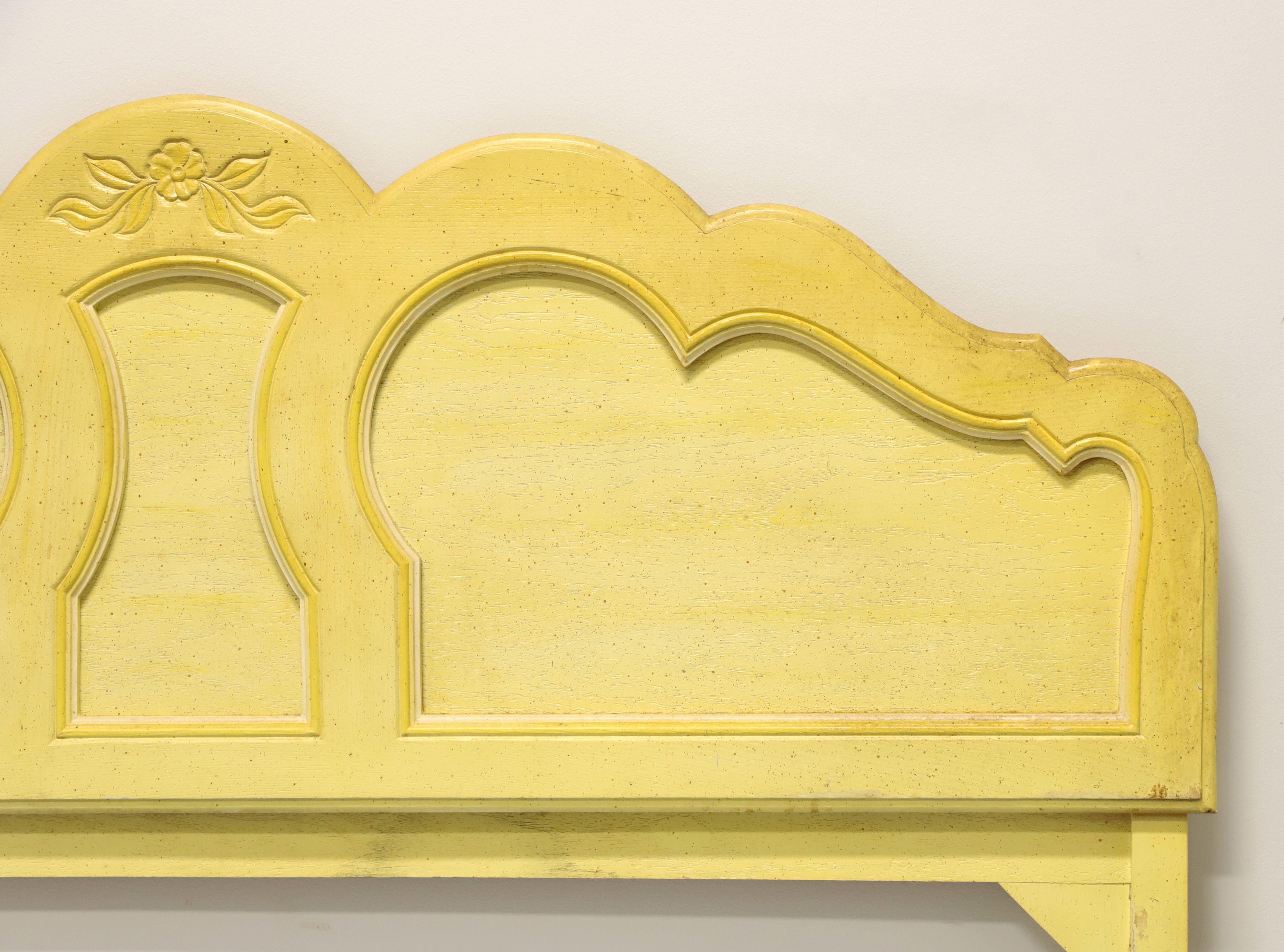 Provincial français Tête de lit française jaune de style campagne du milieu du 20e siècle, grandeur nature en vente