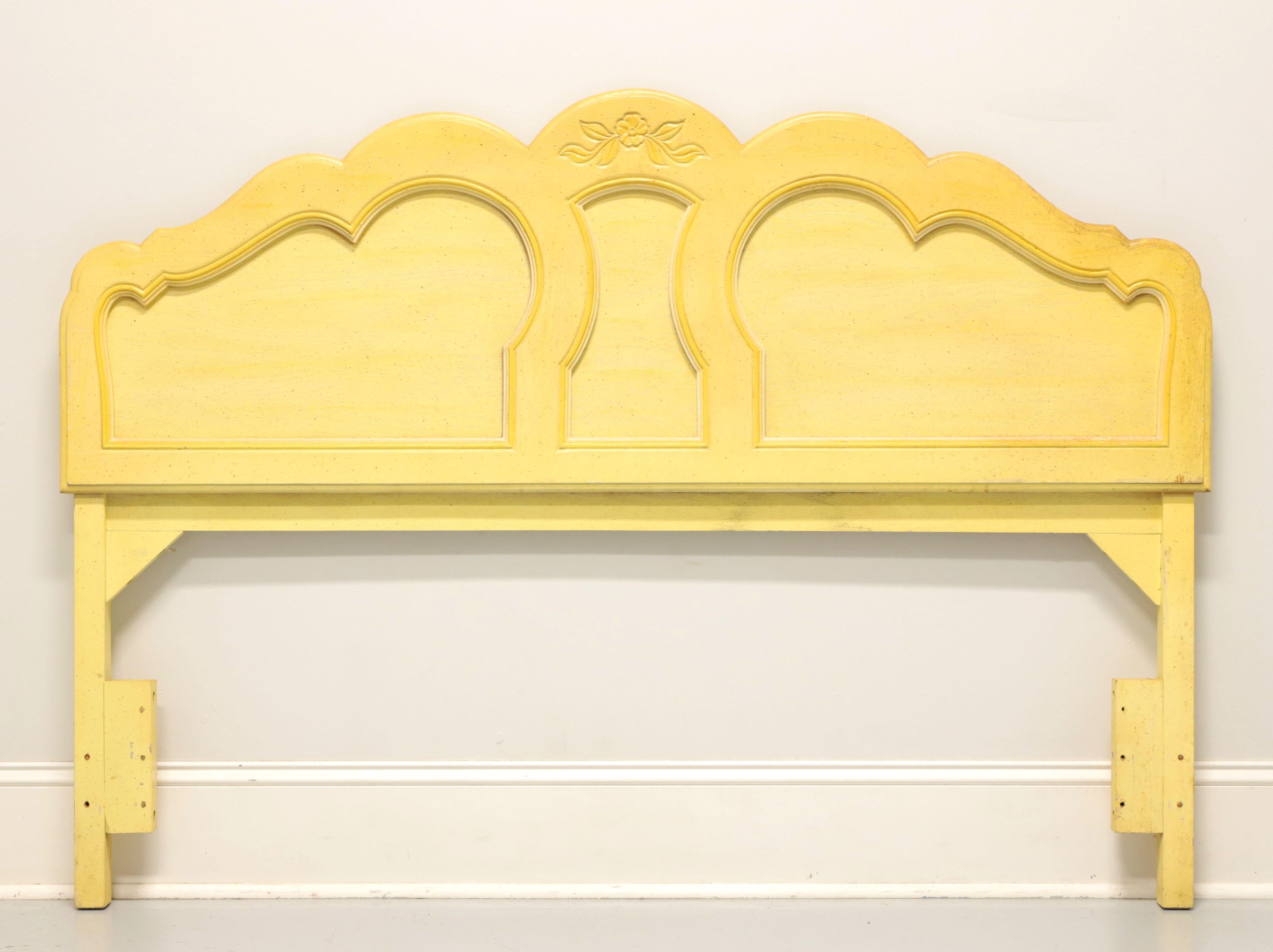 Bois Tête de lit française jaune de style campagne du milieu du 20e siècle, grandeur nature en vente