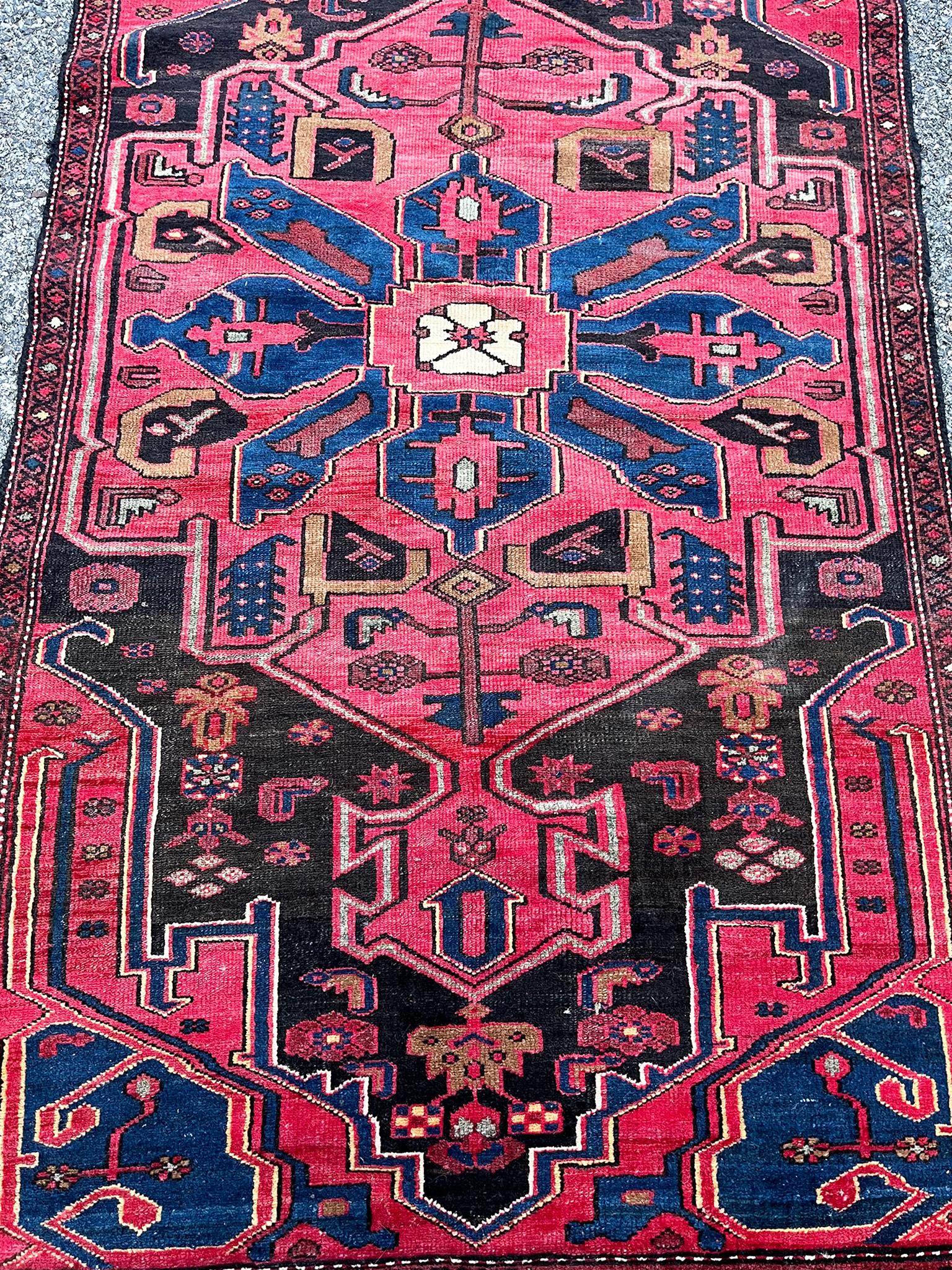 Mid-20th Century Zanjan Persian Rug In Good Condition For Sale In New York, NY