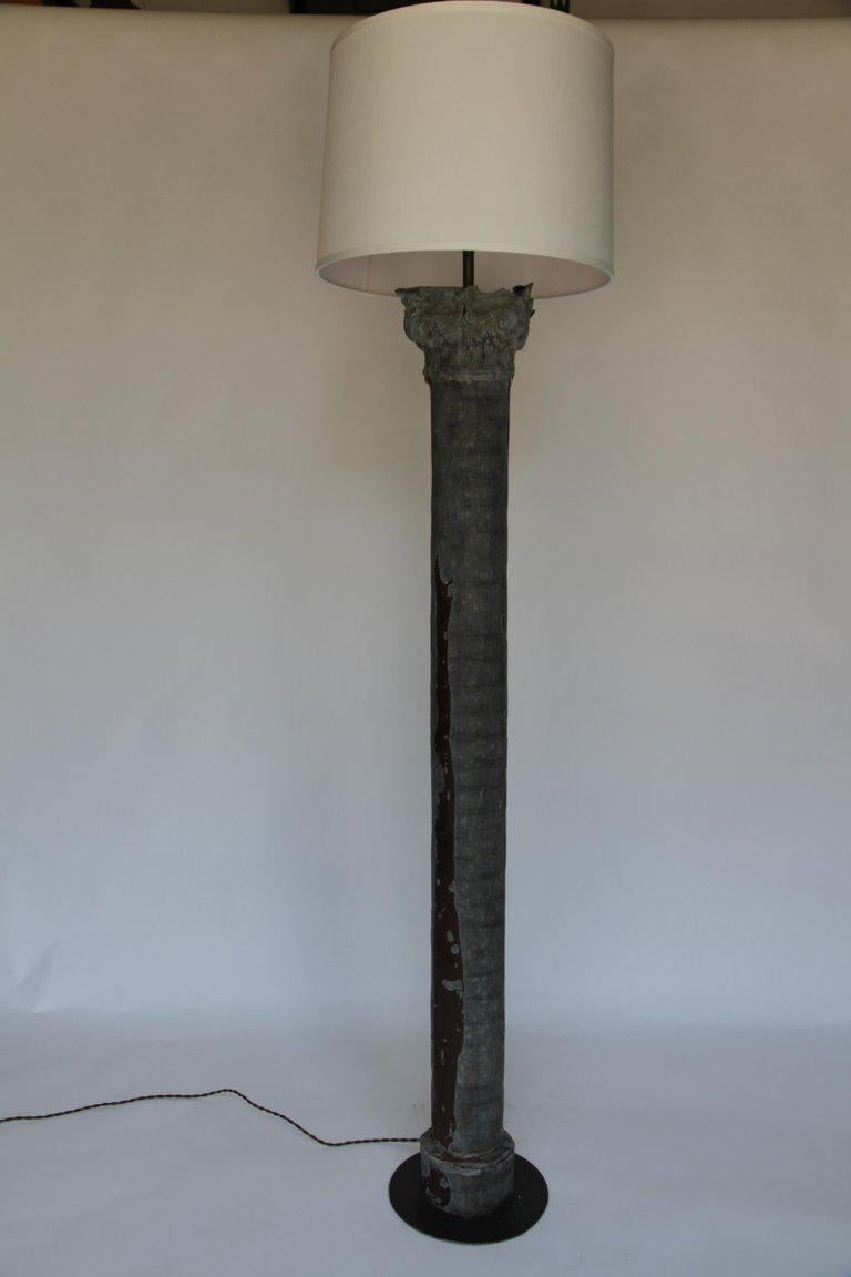 Eine fantastische Stehlampe, die aus zwei antiken Zinksäulenformen hergestellt wurde. Ein einzigartiges Stück, das mit Sicherheit für Gesprächsstoff in Ihrem Haus oder Büro sorgen wird.

Schirm nicht enthalten.

H 80 in. x Tm 11.5 in.