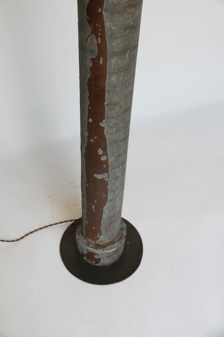 Mitte des 20. Jahrhunderts Zink-Säulenform Re-Purposed Stehlampe (amerikanisch) im Angebot