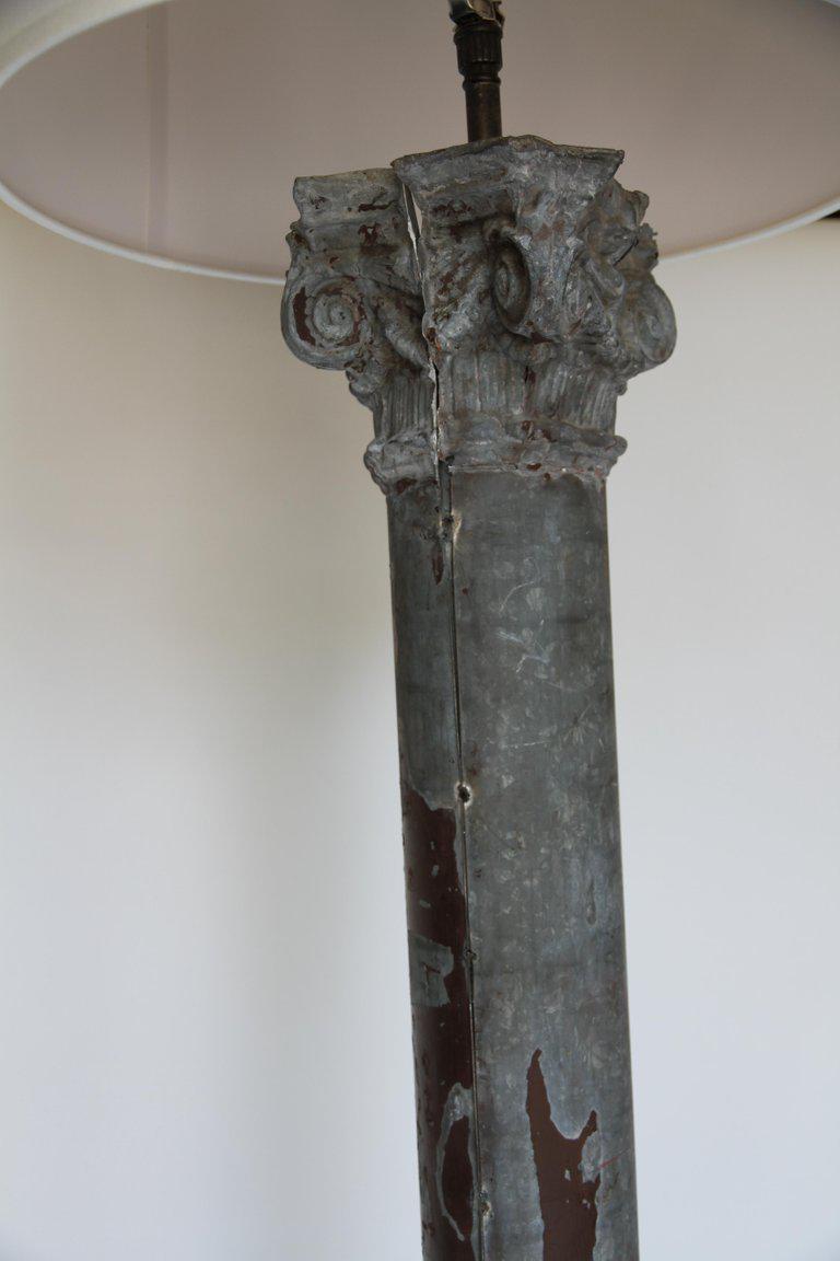Mitte des 20. Jahrhunderts Zink-Säulenform Re-Purposed Stehlampe (Handgefertigt) im Angebot