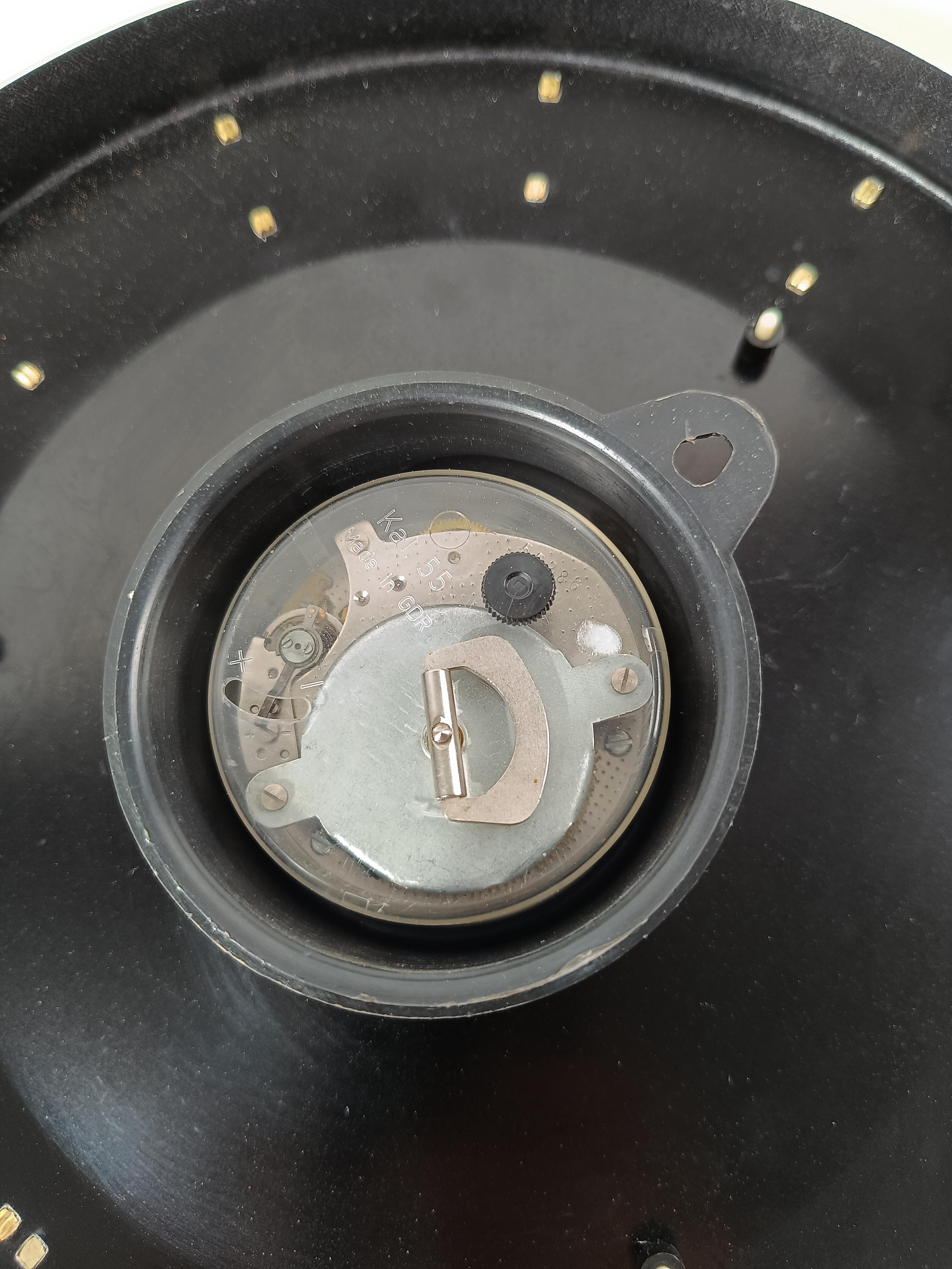 Reloj de pared del zodiaco de mediados del siglo XX en metal negro y latón fabricado en Alemania, años 60 en venta 4