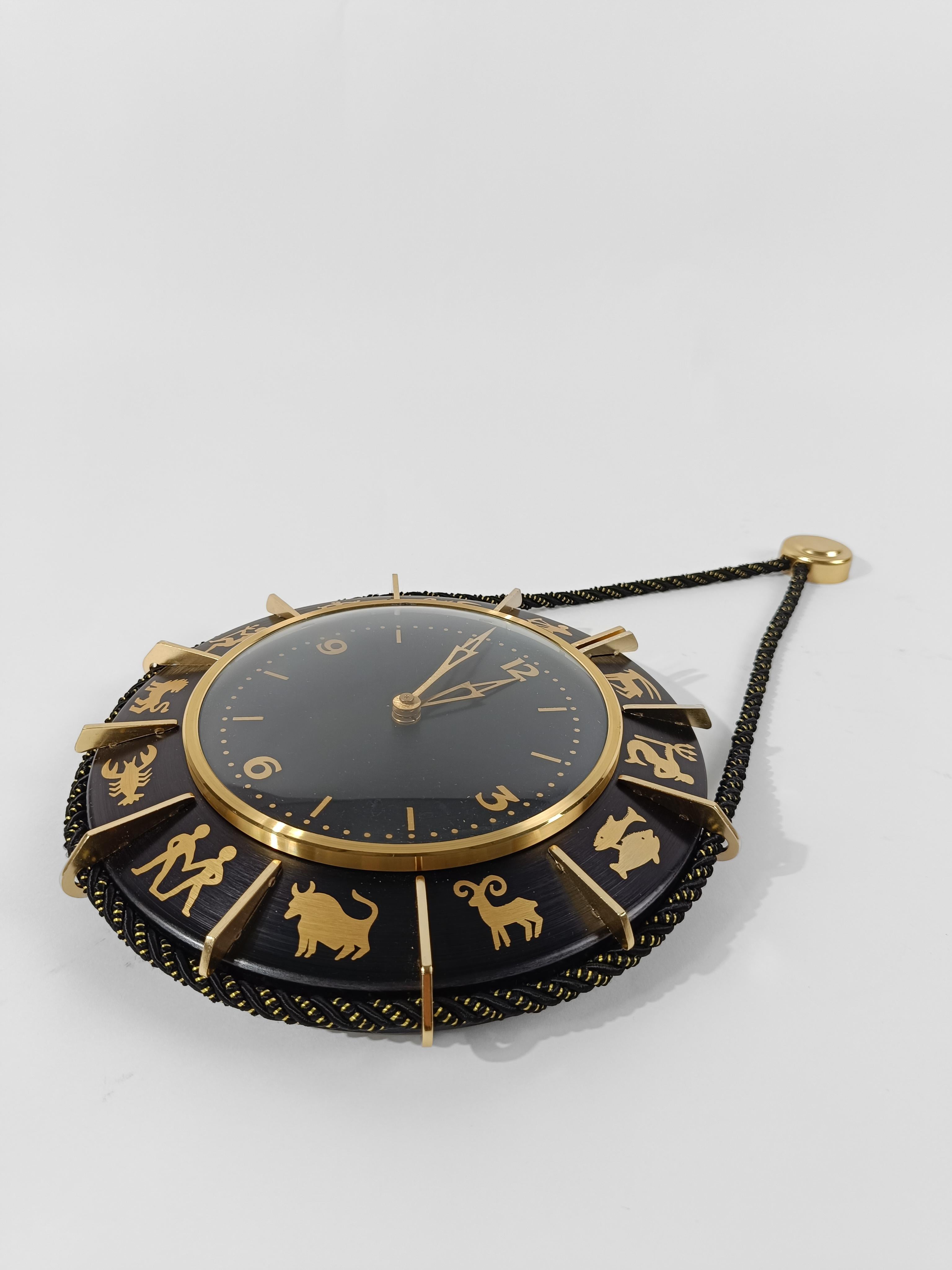 Reloj de pared del zodiaco de mediados del siglo XX en metal negro y latón fabricado en Alemania, años 60 en venta 5