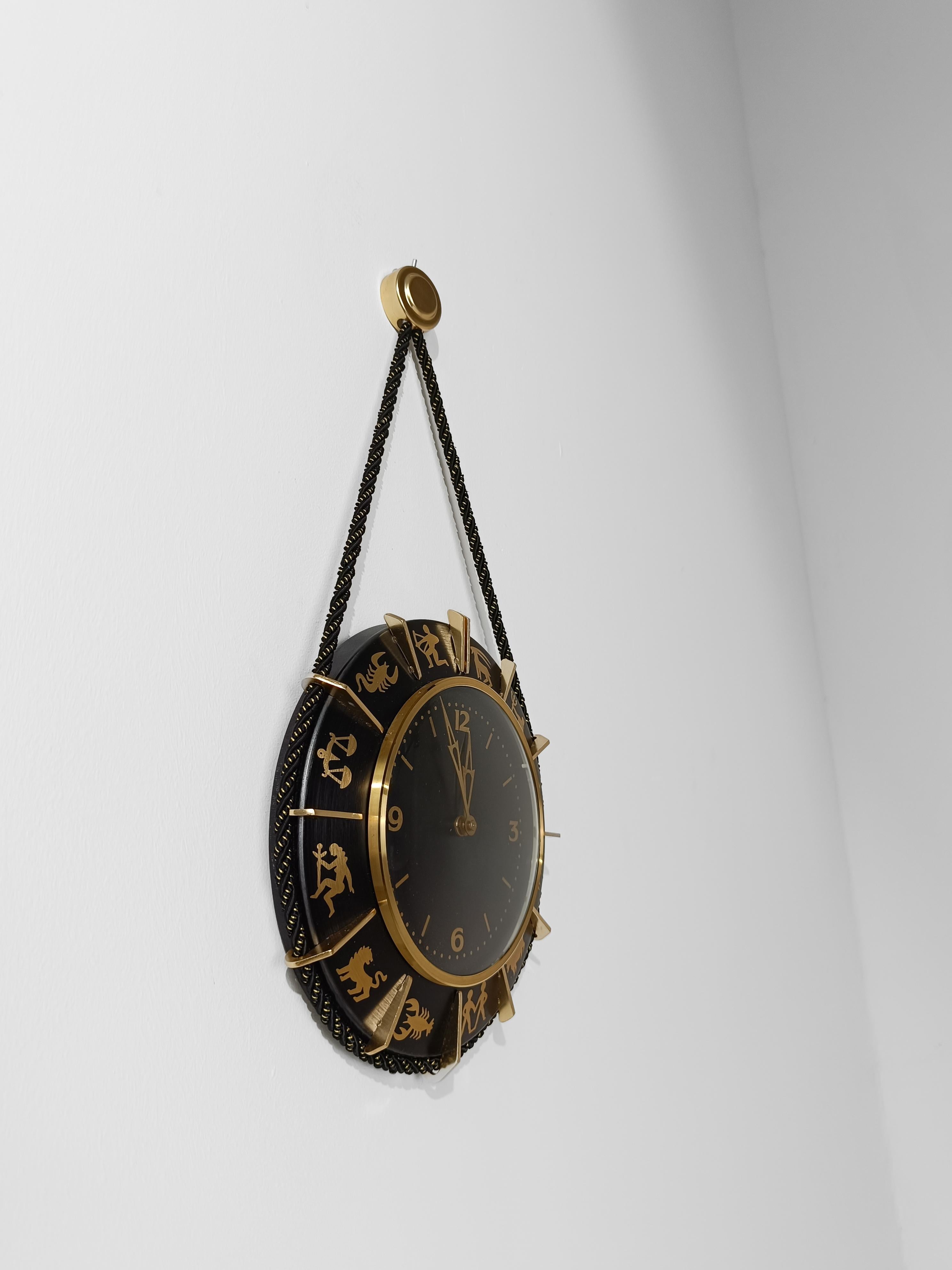 Reloj de pared del zodiaco de mediados del siglo XX en metal negro y latón fabricado en Alemania, años 60 en venta 7