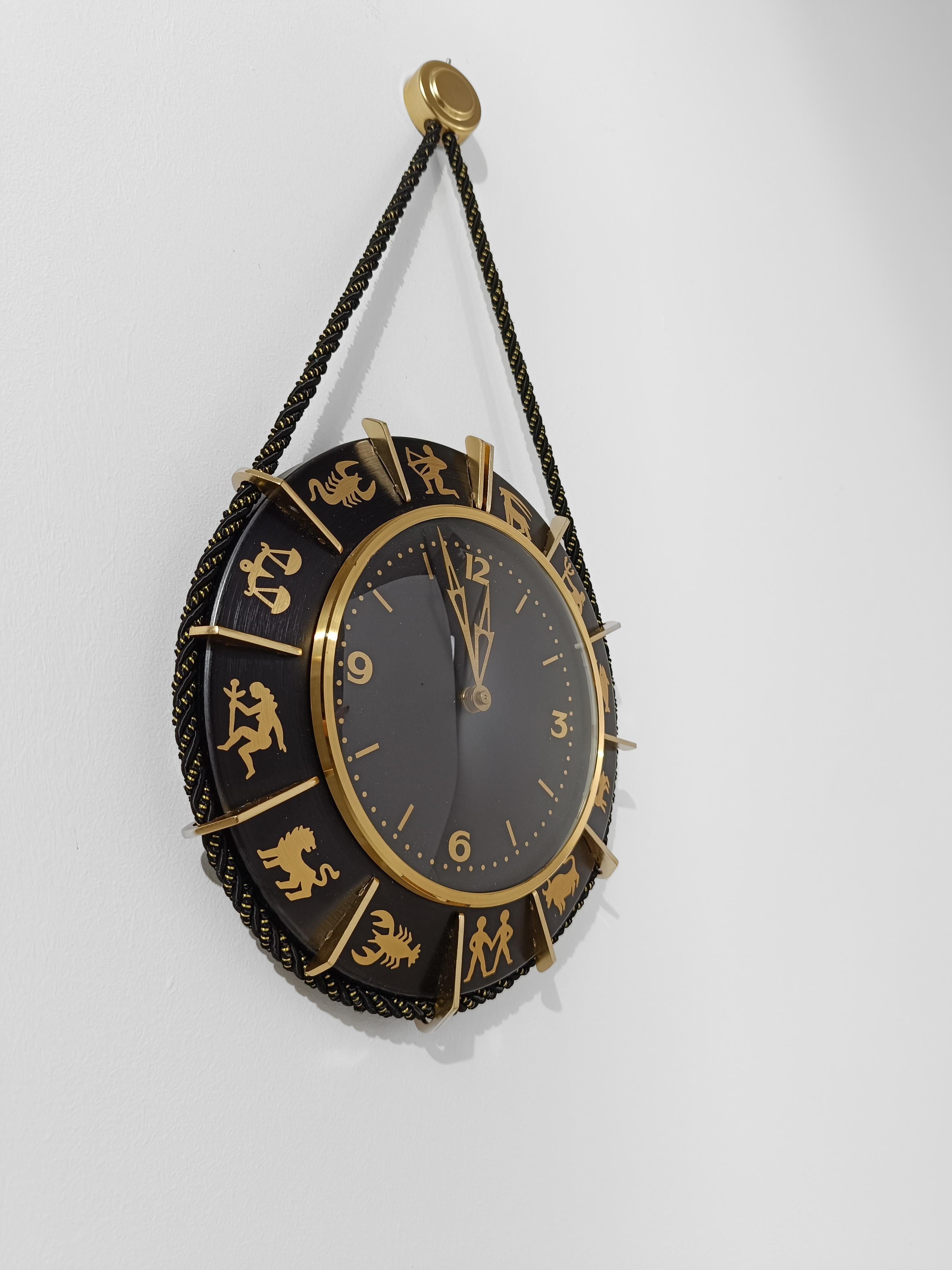 Reloj de pared del zodiaco de mediados del siglo XX en metal negro y latón fabricado en Alemania, años 60 en venta 8