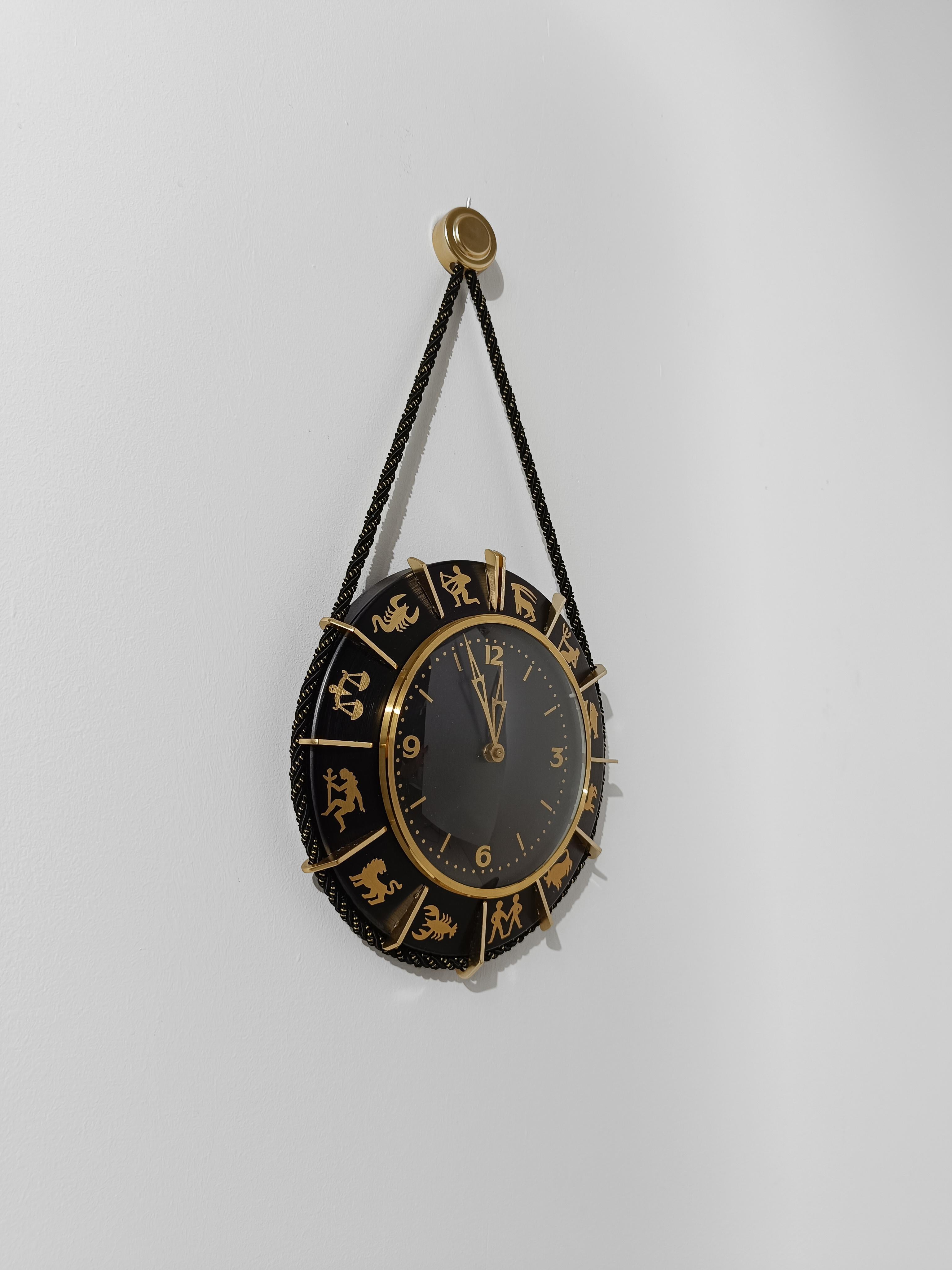 Reloj de pared del zodiaco de mediados del siglo XX en metal negro y latón fabricado en Alemania, años 60 en venta 9