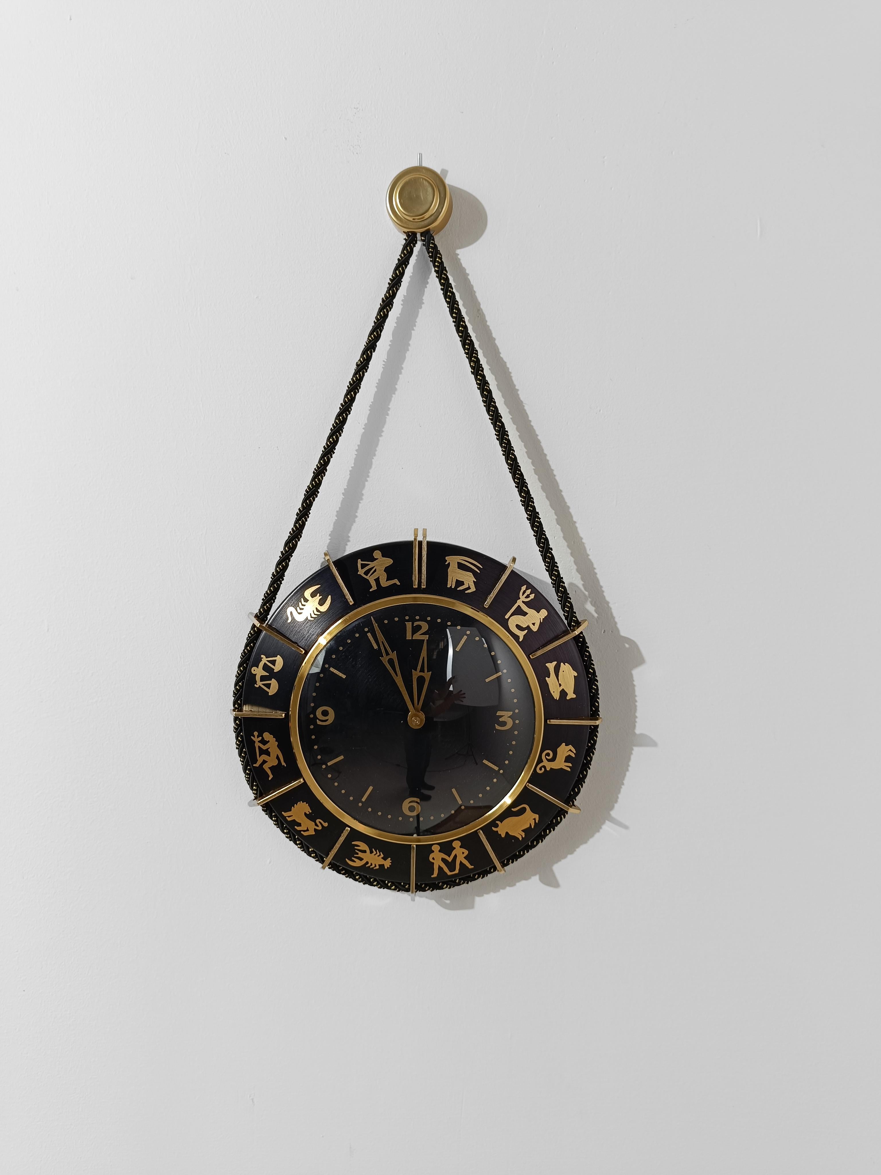 Reloj de pared del zodiaco de mediados del siglo XX en metal negro y latón fabricado en Alemania, años 60 en venta 10