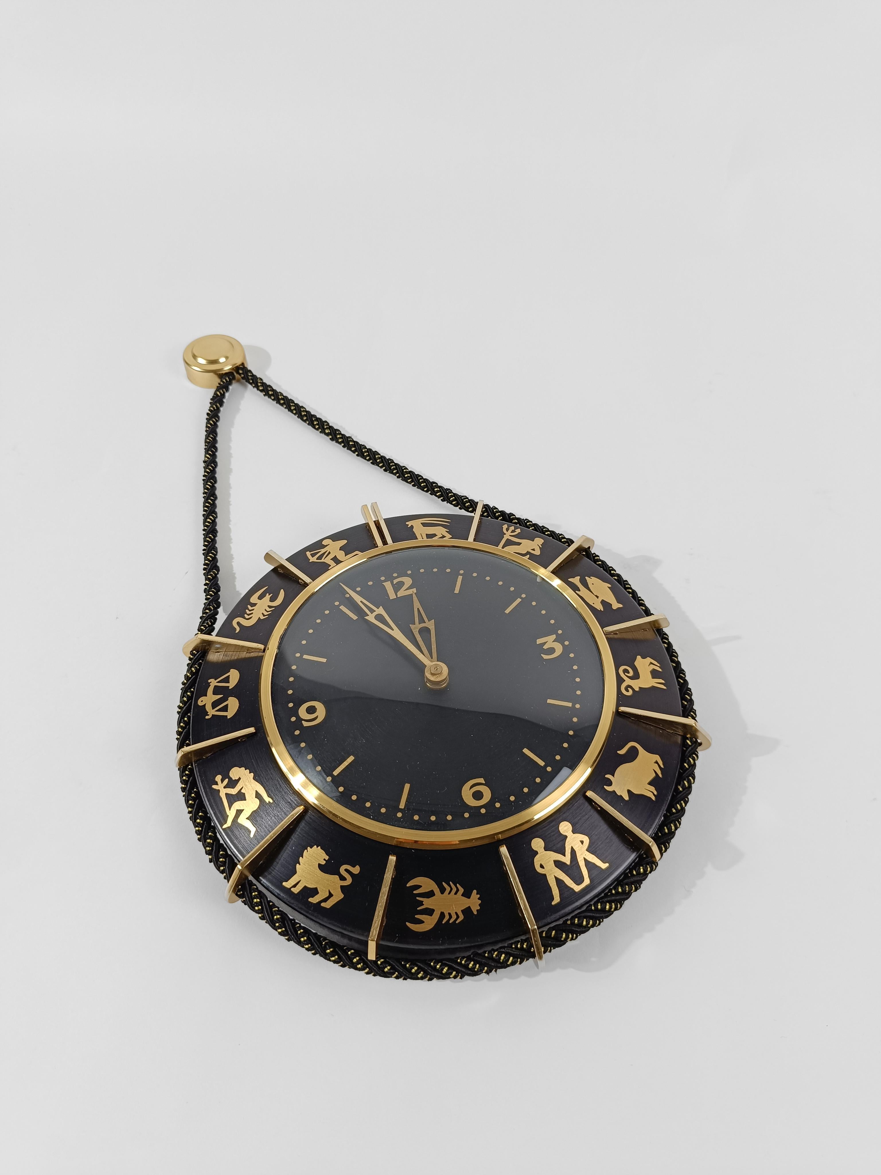 Reloj de pared del zodiaco de mediados del siglo XX en metal negro y latón fabricado en Alemania, años 60 en venta 11