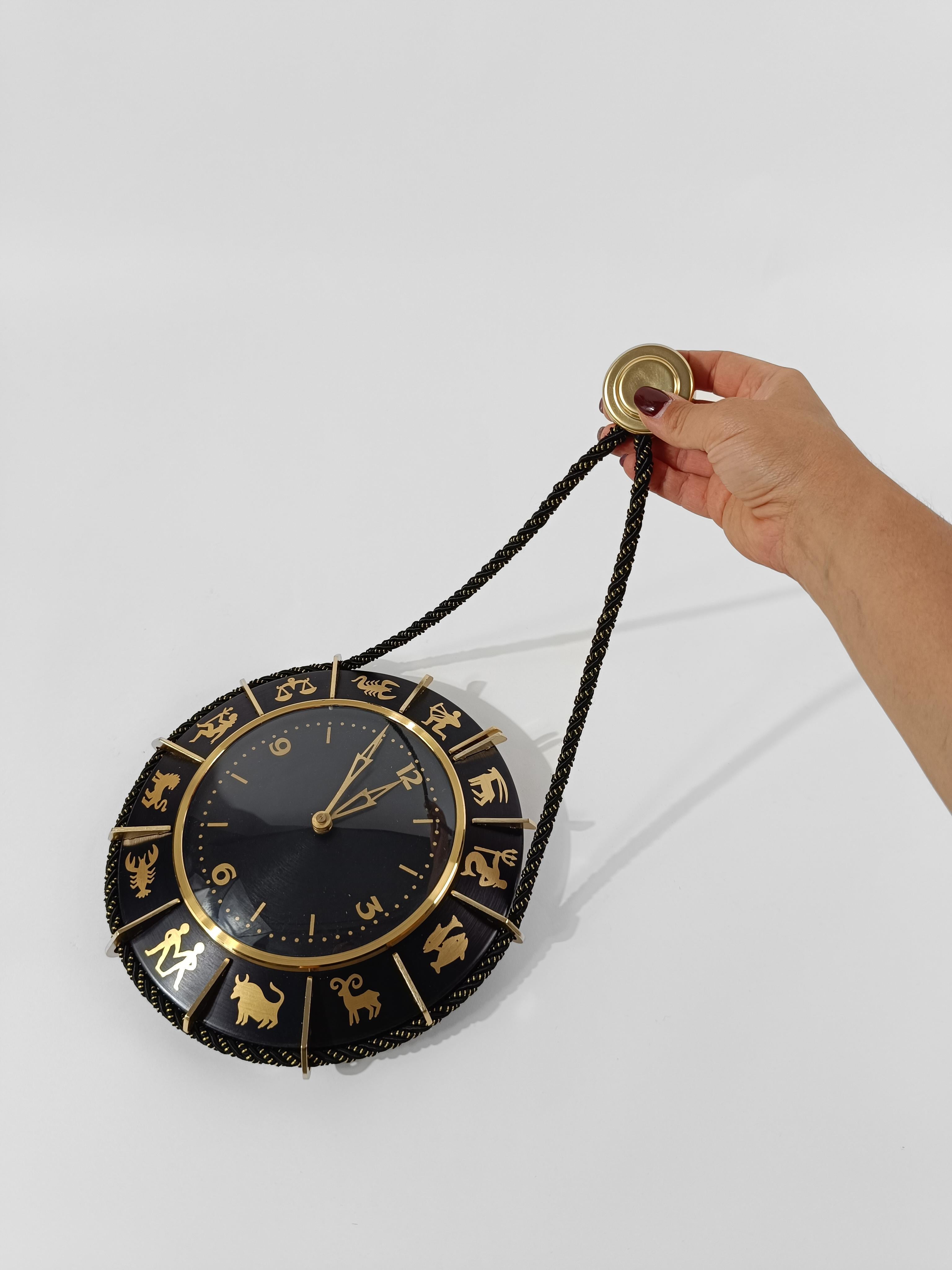 Reloj de pared del zodiaco de mediados del siglo XX en metal negro y latón fabricado en Alemania, años 60 Moderno de mediados de siglo en venta