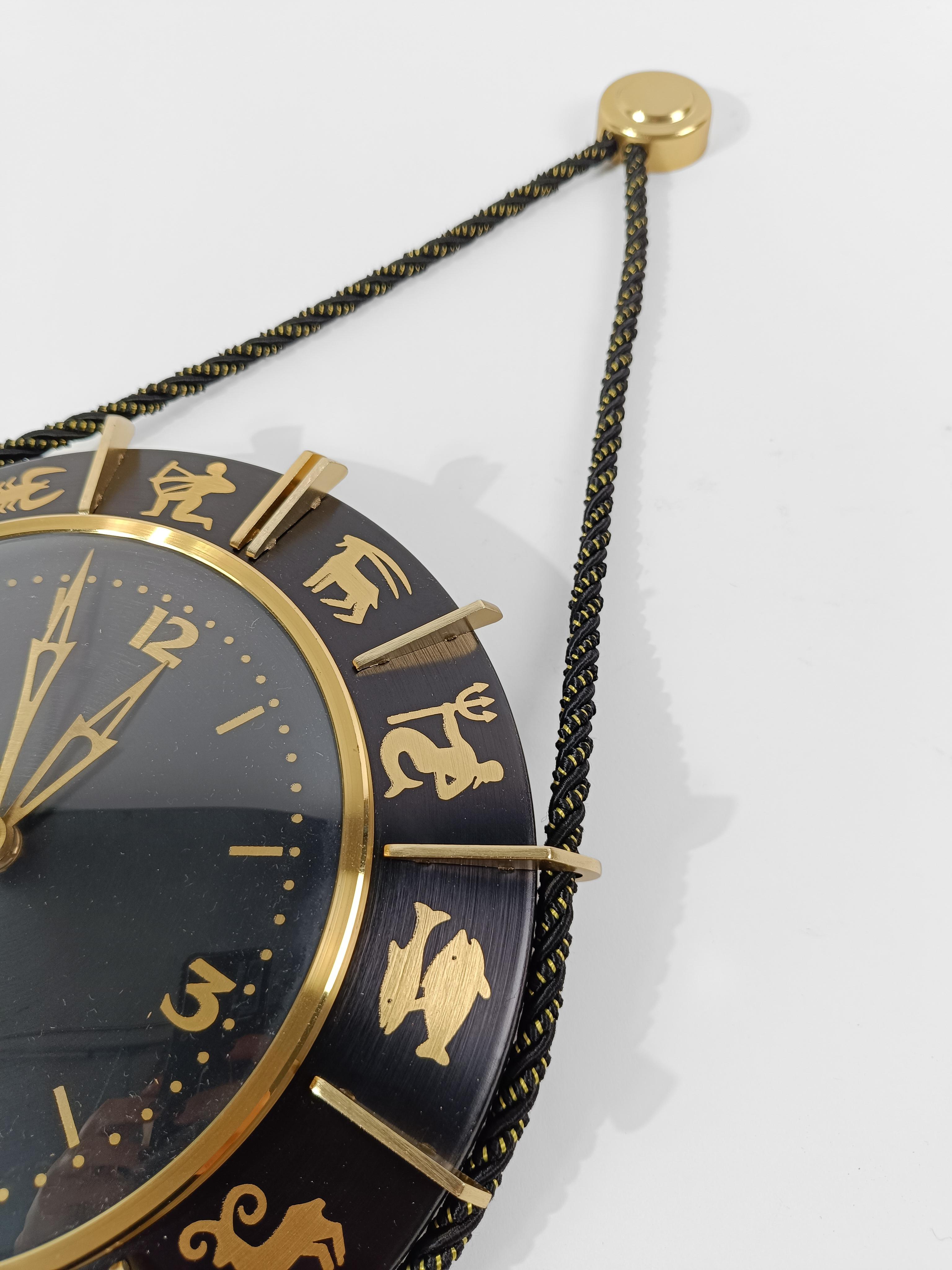 Reloj de pared del zodiaco de mediados del siglo XX en metal negro y latón fabricado en Alemania, años 60 Alemán en venta