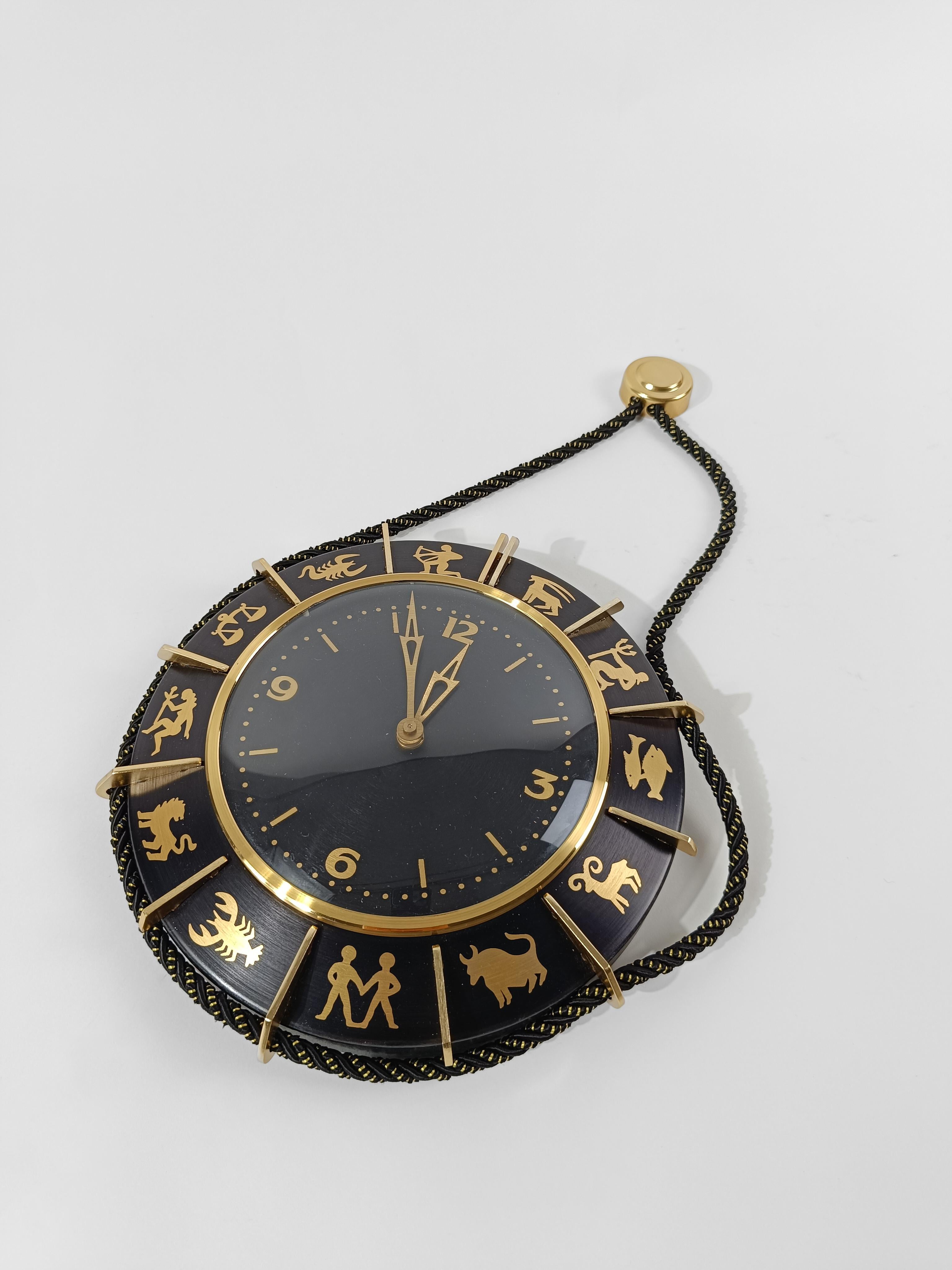 Reloj de pared del zodiaco de mediados del siglo XX en metal negro y latón fabricado en Alemania, años 60 en Bueno estado para la venta en Roma, IT