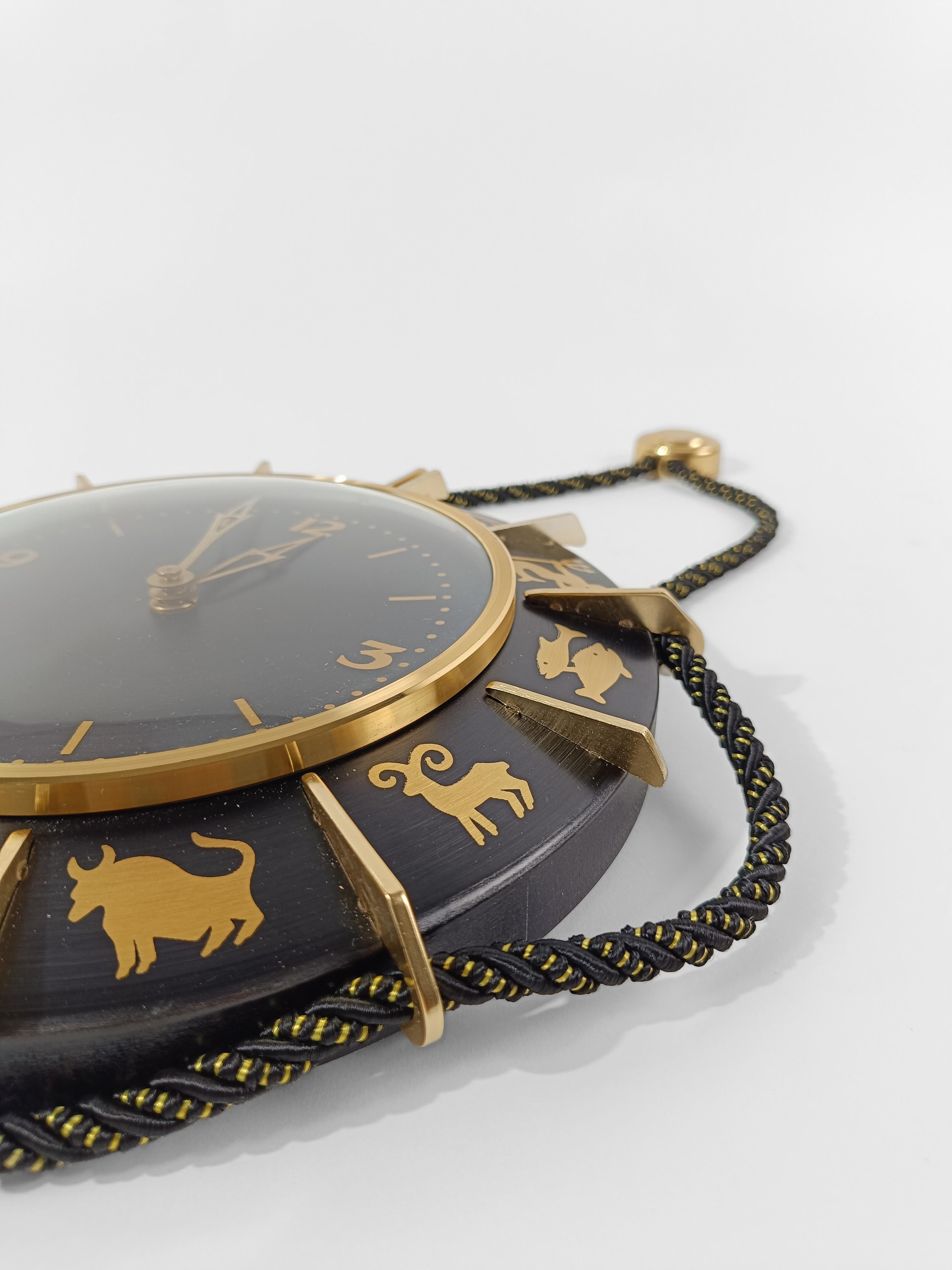 Reloj de pared del zodiaco de mediados del siglo XX en metal negro y latón fabricado en Alemania, años 60 Metal en venta