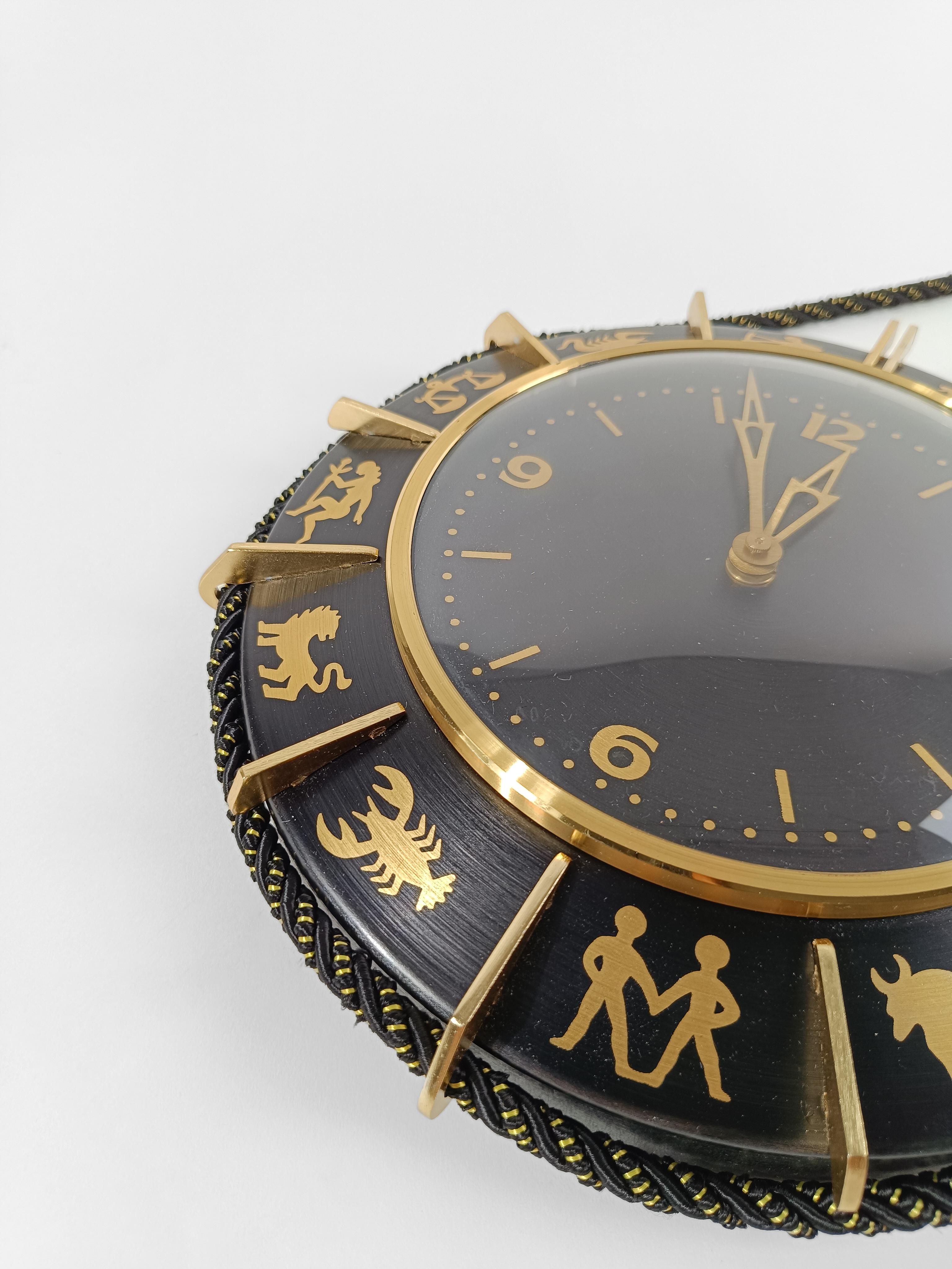 Reloj de pared del zodiaco de mediados del siglo XX en metal negro y latón fabricado en Alemania, años 60 en venta 1