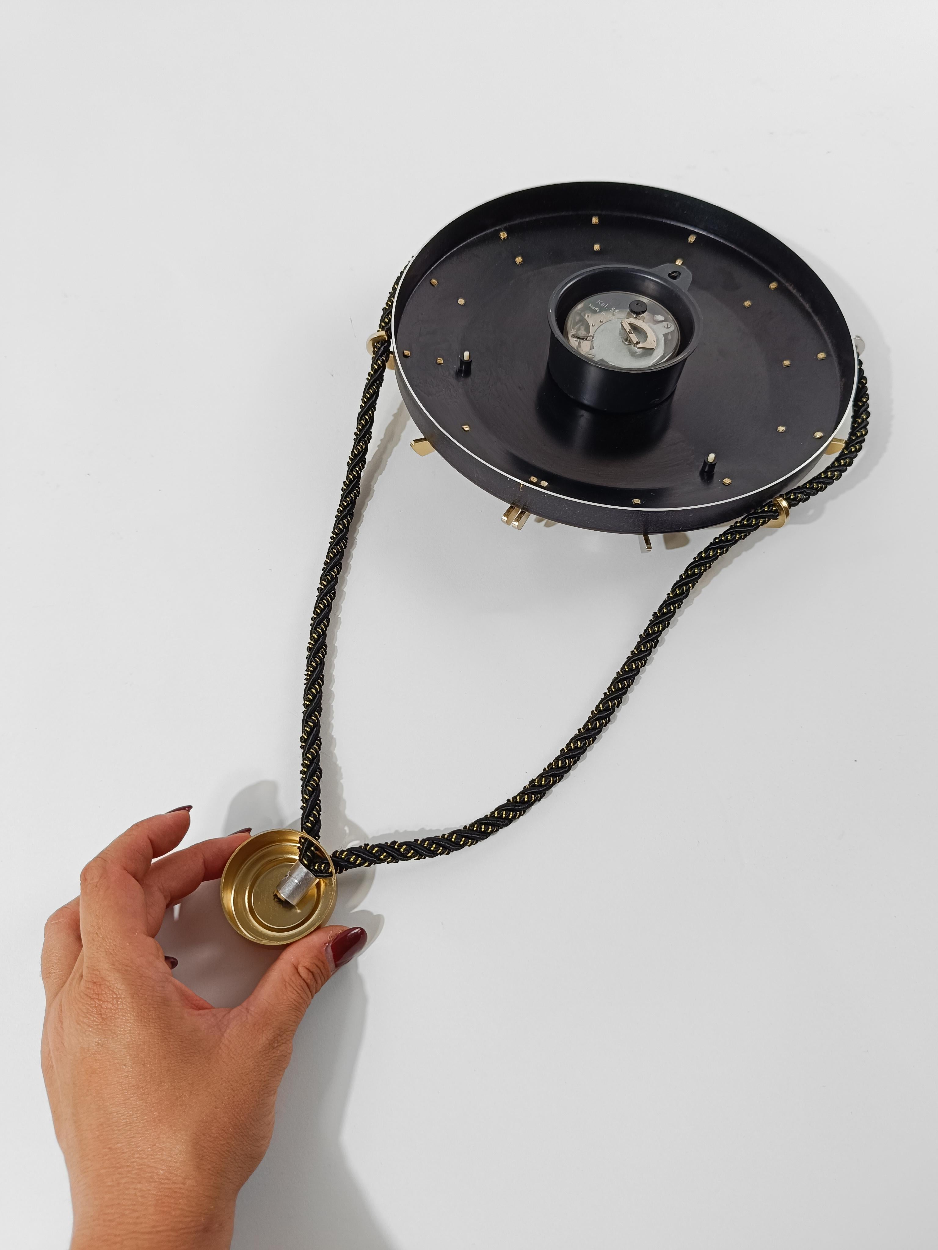 Reloj de pared del zodiaco de mediados del siglo XX en metal negro y latón fabricado en Alemania, años 60 en venta 2