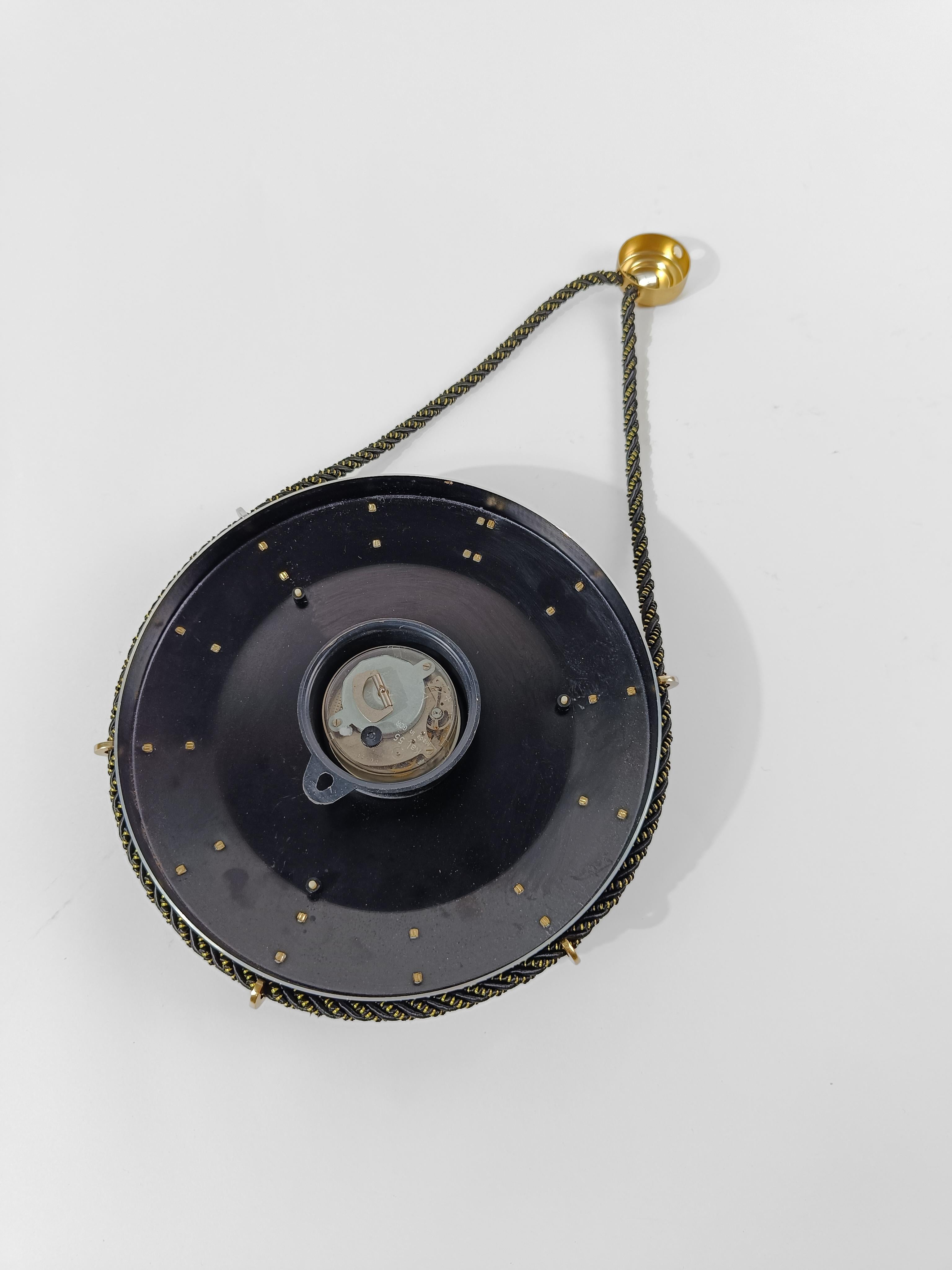 Reloj de pared del zodiaco de mediados del siglo XX en metal negro y latón fabricado en Alemania, años 60 en venta 3
