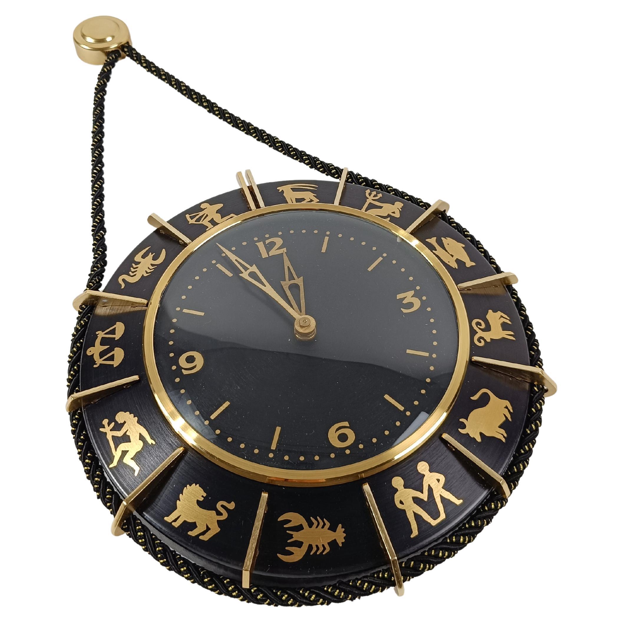 Reloj de pared del zodiaco de mediados del siglo XX en metal negro y latón fabricado en Alemania, años 60 en venta