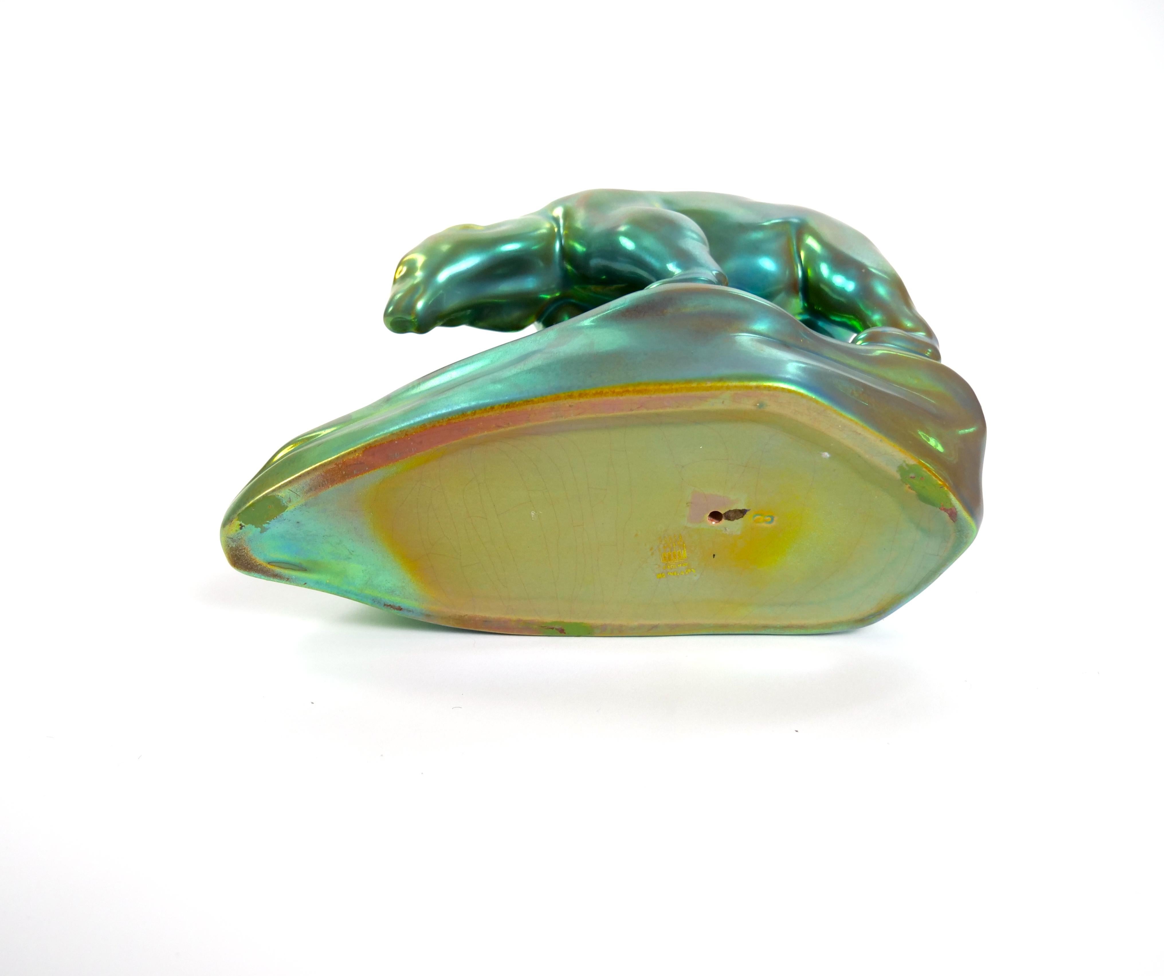 Sculpture en porcelaine hongroise irisée verte du milieu du 20e siècle de Zsolnay en vente 4