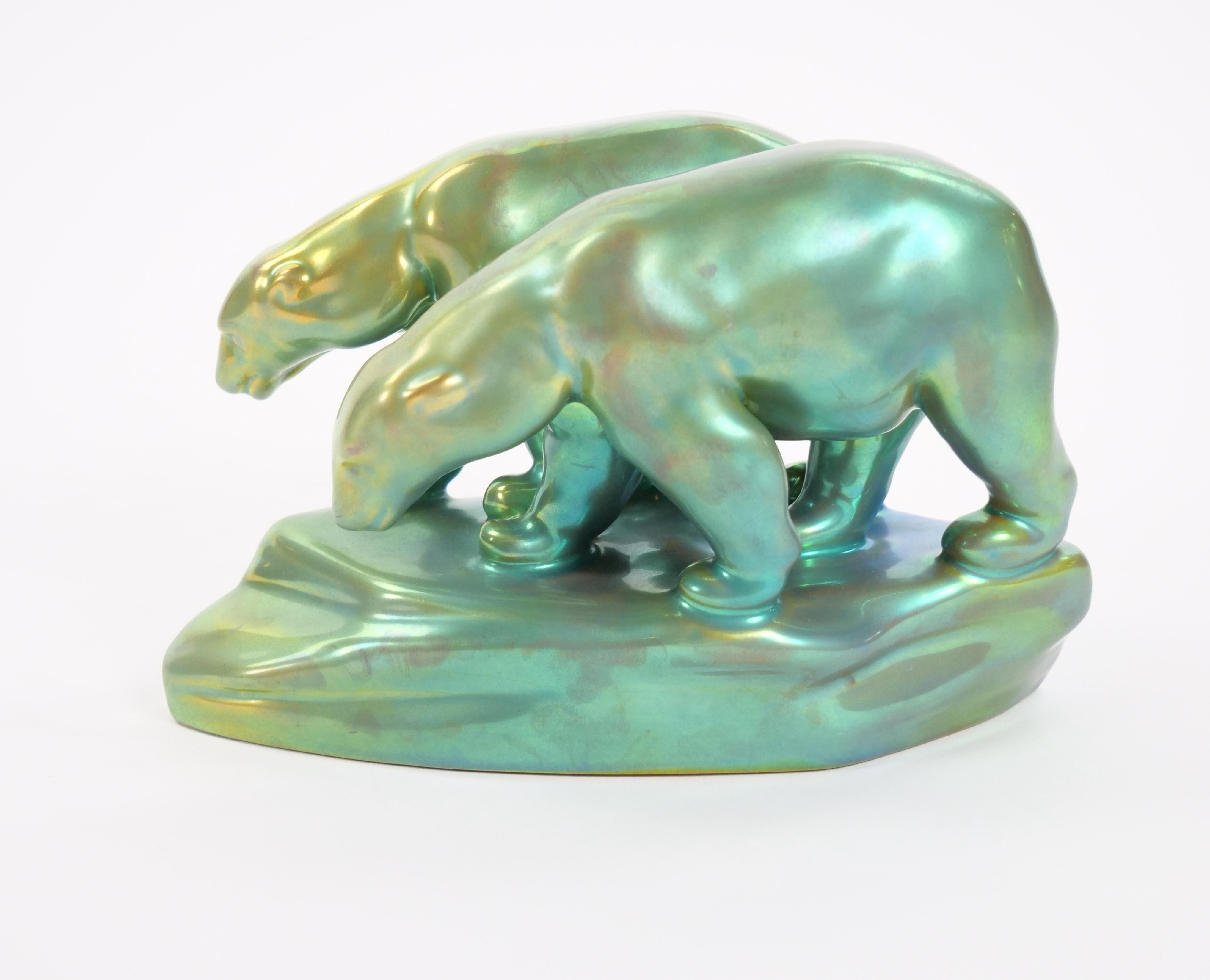 Sculpture en porcelaine hongroise irisée verte du milieu du 20e siècle de Zsolnay en vente 6